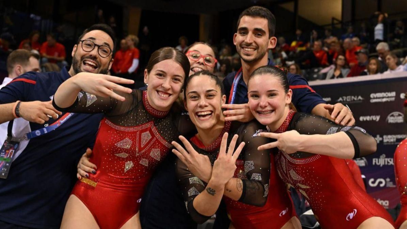 La gimnasta de O Condado, en el centro, marca con los dedos la tercera posición obtenida por la selección.
