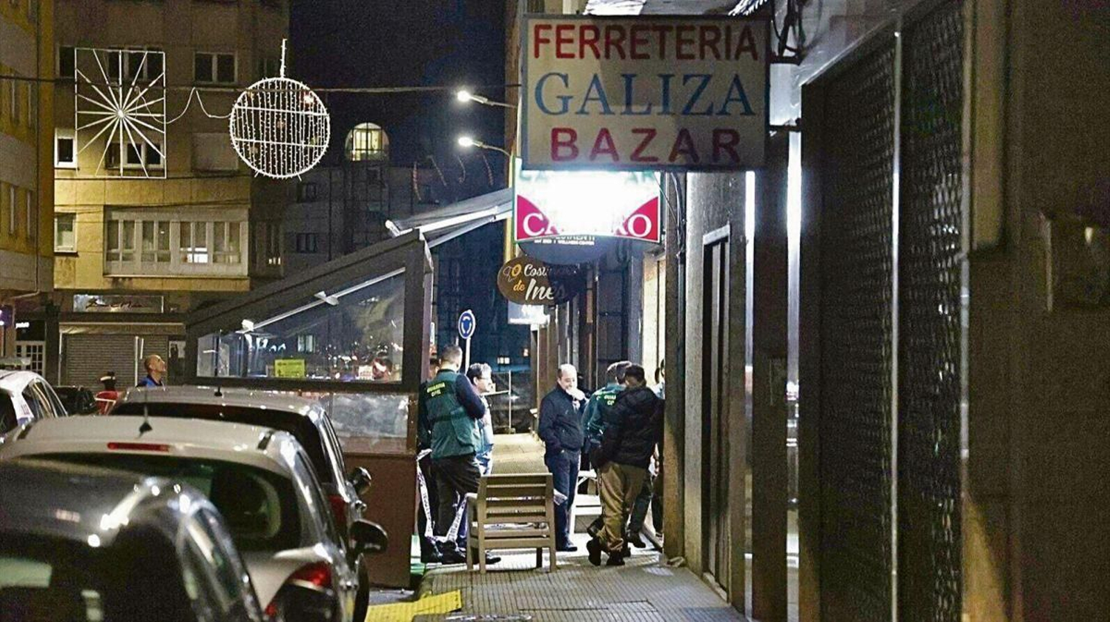 Varios agentes de la Guardia Civil acordonan la zona del suceso en Carballo.