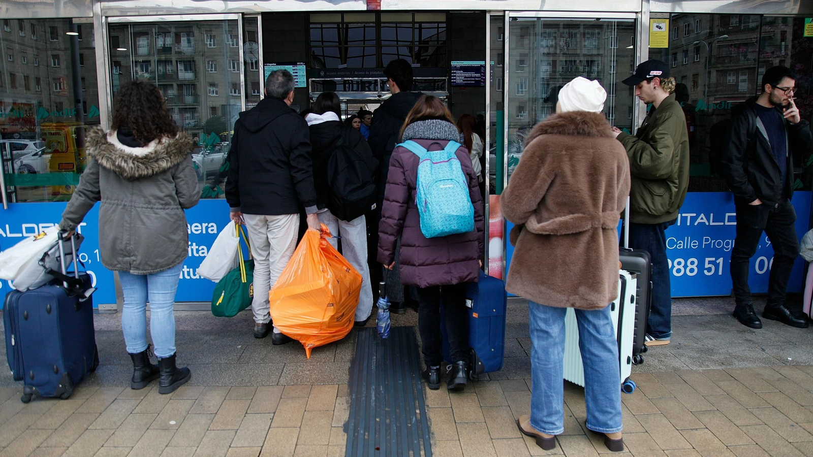 Diversos pasajeros afectados por la huelga en la estación de Ourense.