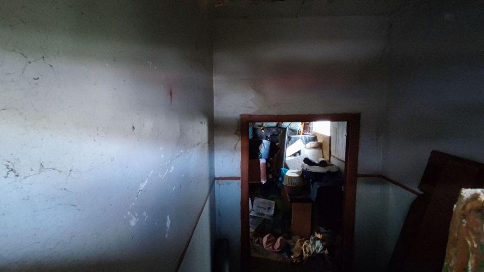 La vivienda de la calle Redomeira, que fue registrada el sábado, antes de ser precintada.