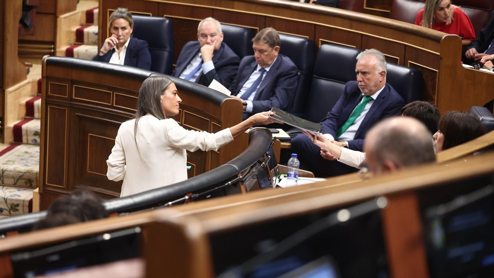 La portavoz de Junts en el Congreso, Miriam Nogueras, le entrega un documento a la ministra de Vivienda, Isabel Rodríguez.