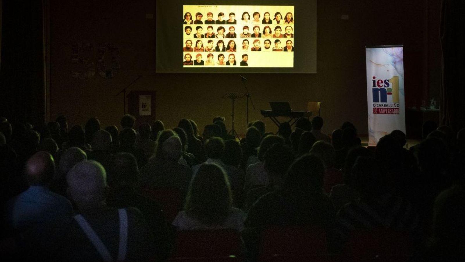Proyección de antiguos alumnos del centro.