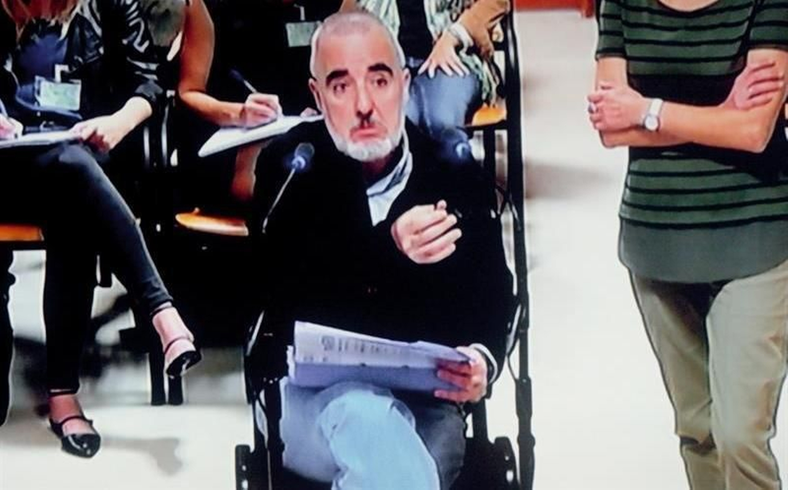 Fotografía tomada de la señal oficial de televisión, del padre de Asunta, el periodista Alfonso Basterra