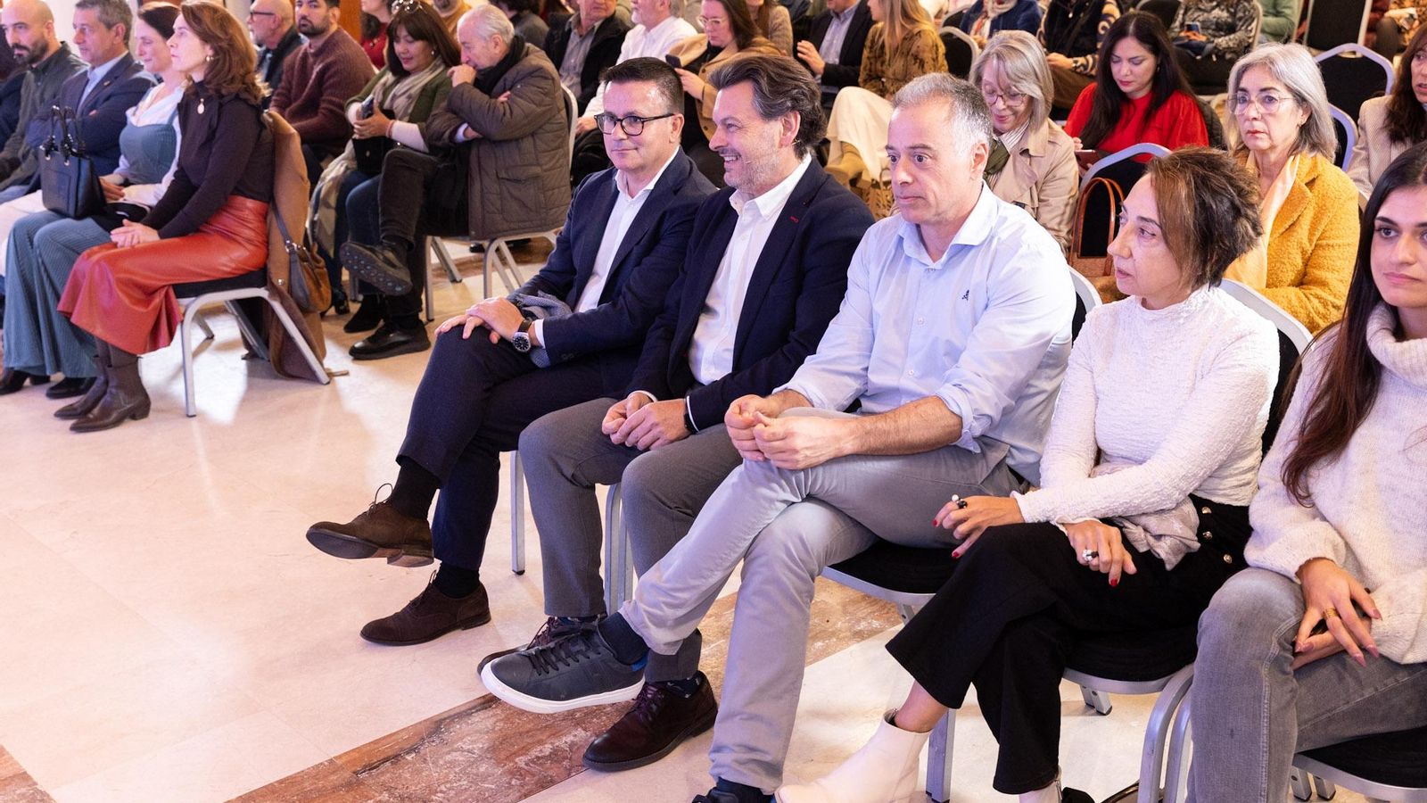 Público asistente a la presentación y entre ellos el conselleiro y secretario xeral da Emigración