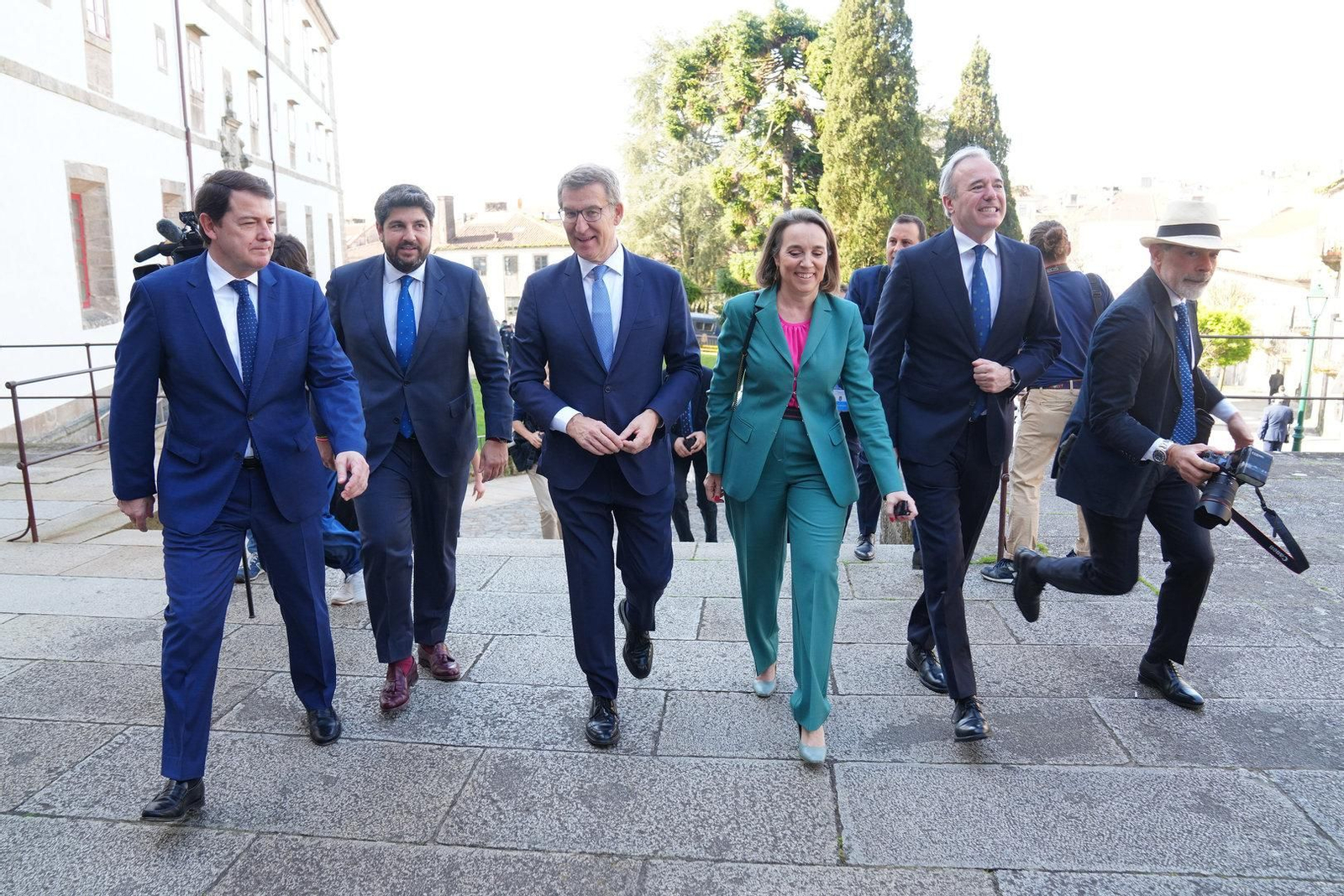 (I-D) El presidente de Castilla y León, Alfonso Fernández Mañueco; el presidente de la Región de Murcia, Fernando López Miras; el líder del pp, Alberto Núñez Feijóo; la secretaria general del PP, Cuca Gamarra y el presidente de Aragón, Jorge Azcón, llegan al acto de toma de posesión del presidente de la Xunta.
