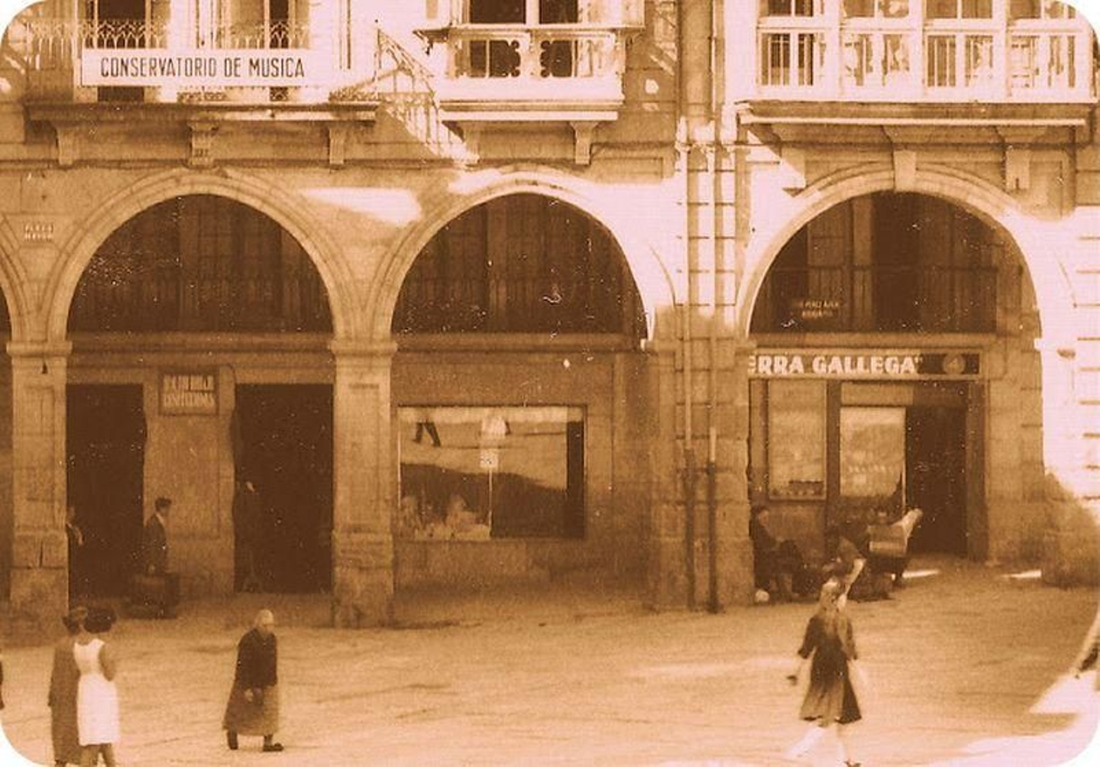 Cartel del Conservatorio de Música en un balcón de la Praza Maior. (Recorte de postal La Region. 1961.)