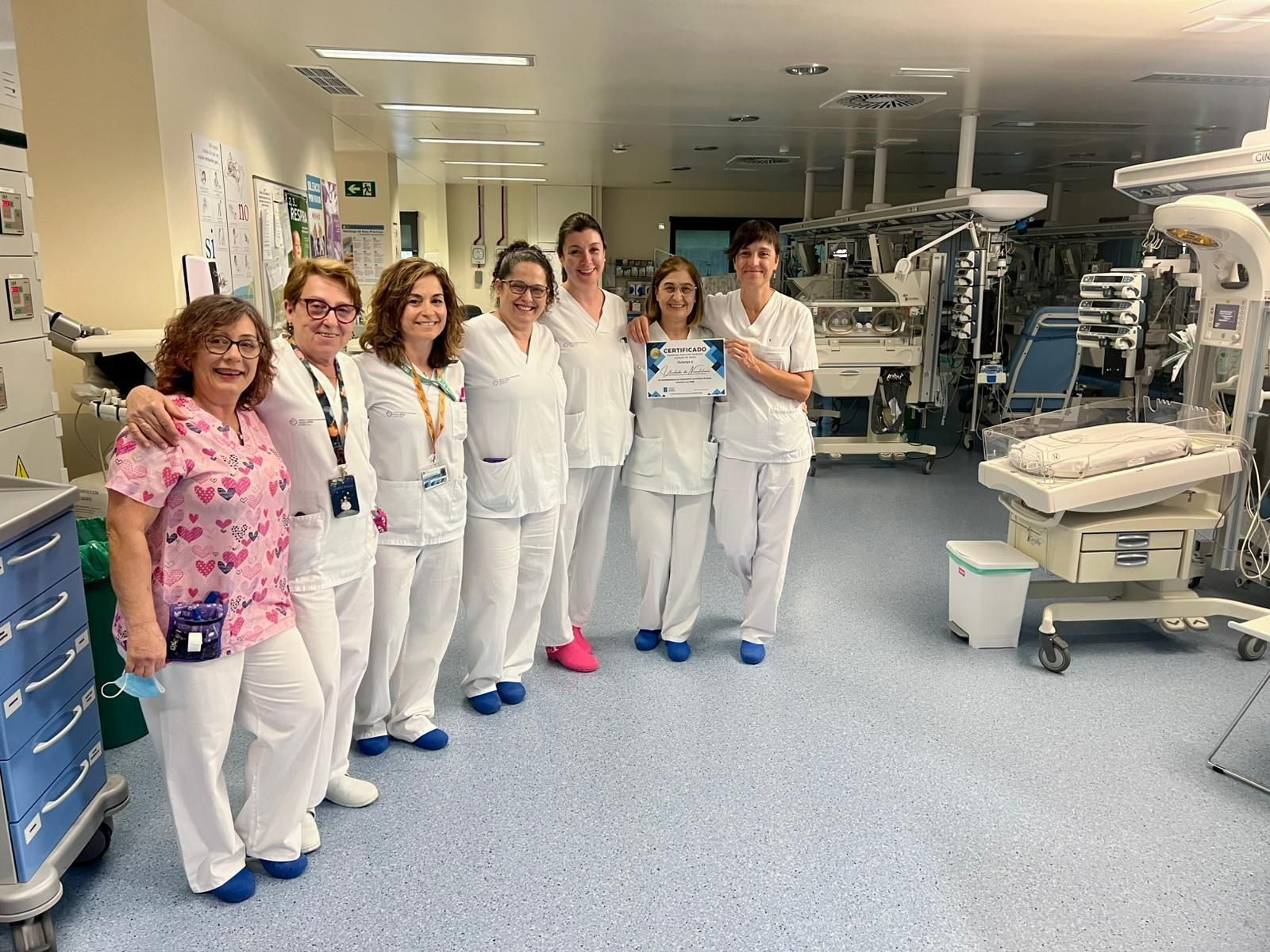 Responsables del servicio de Neonatología, con el certificado de calidad.