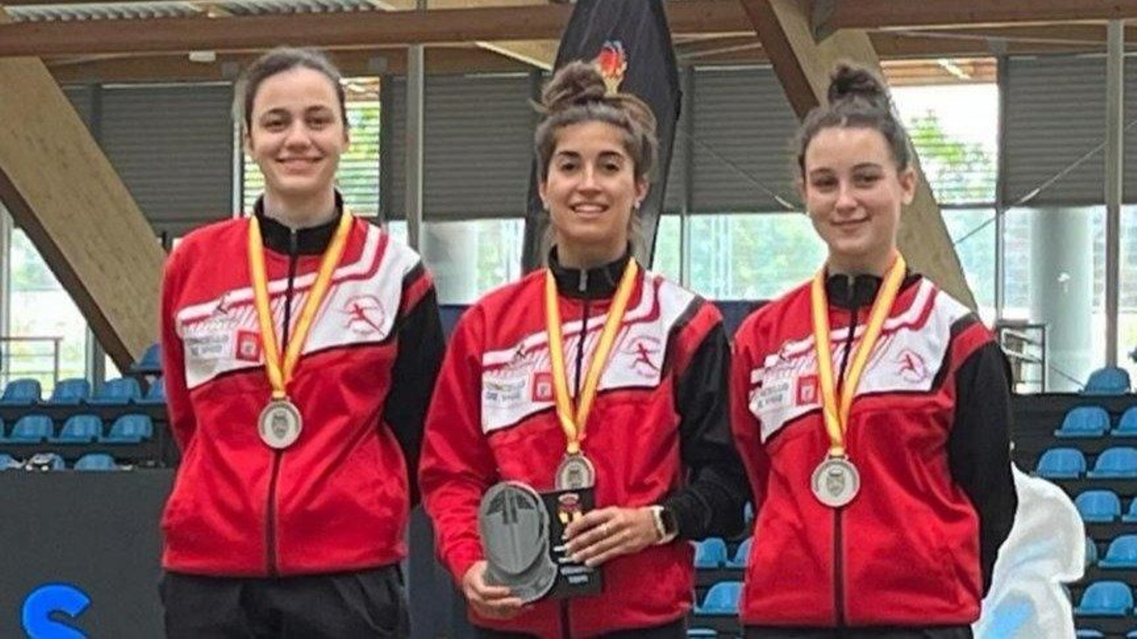 María Mariño, en el centro, se llevó a casa una medalla de plata individual y otra por equipos.