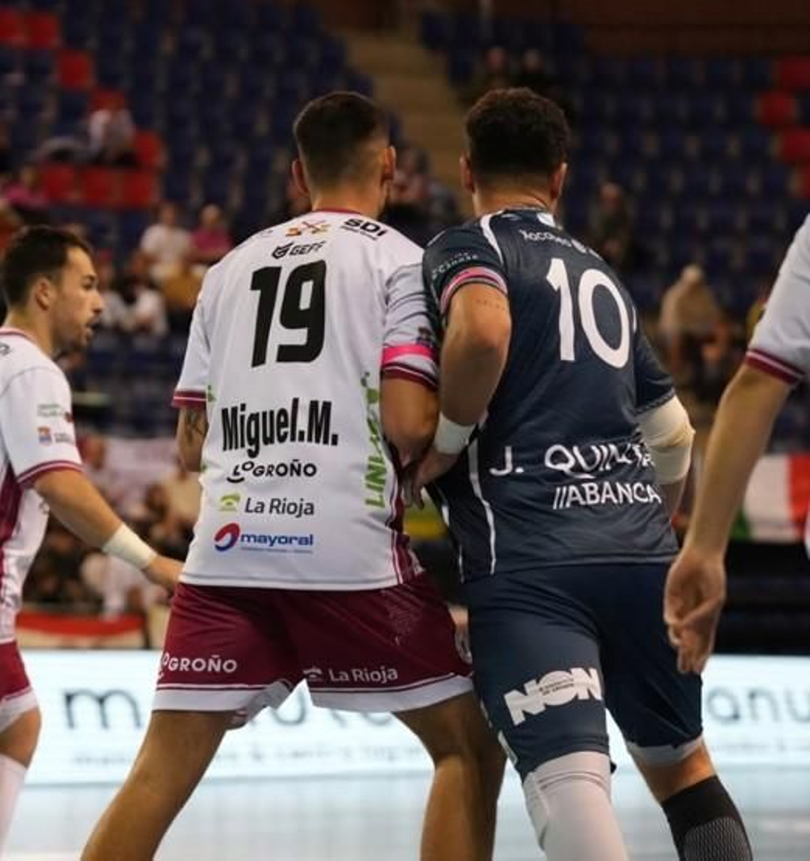 La lucha sobre la línea entre Miguel Martínez y Juan Quintas fue intensa en el partido de ayer.