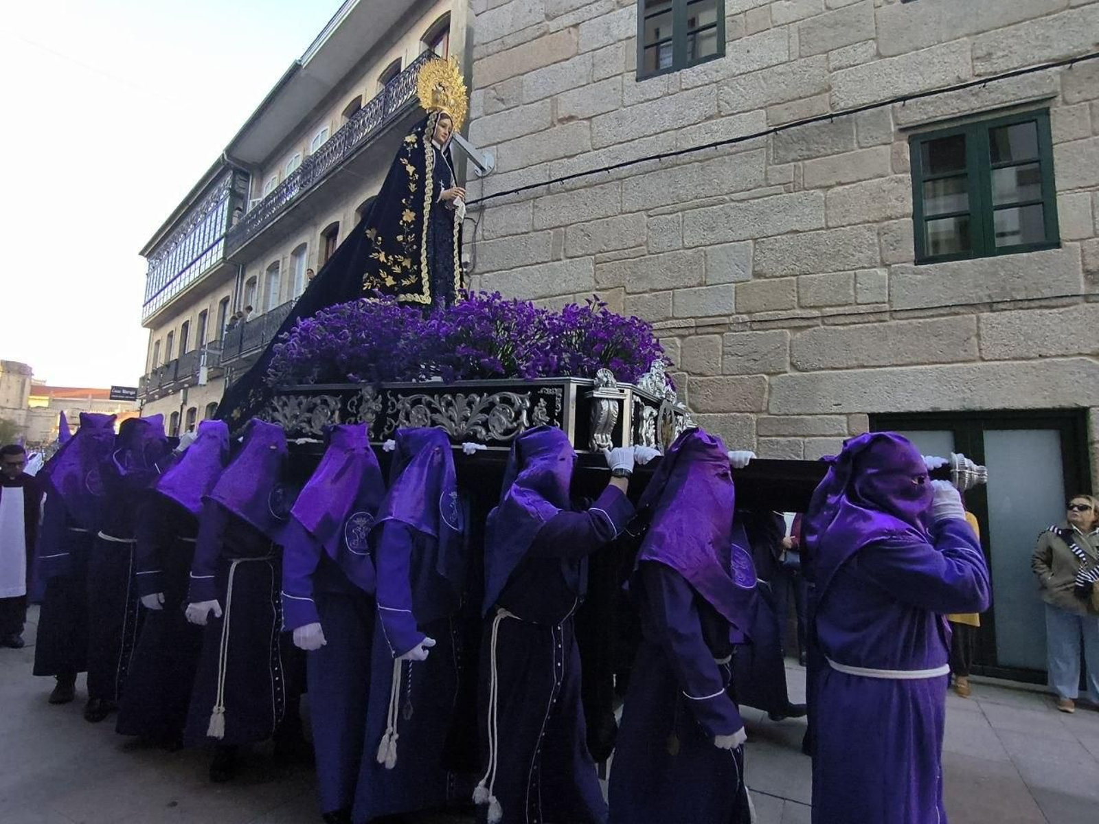 Galería | Emotiva procesión General del Santo Entierro en Pontevedra