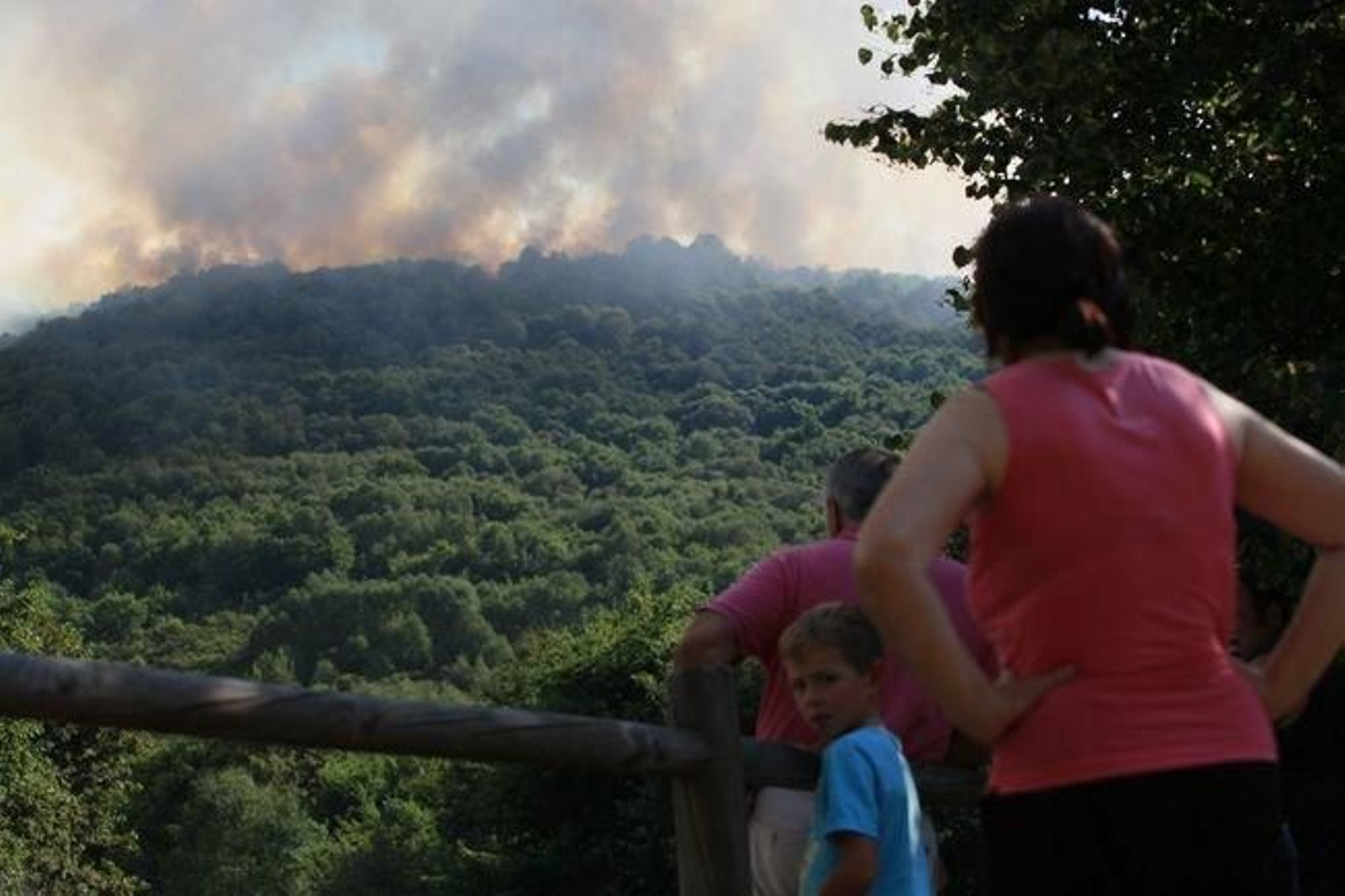 Los vecinos alarmados ante las llamas.