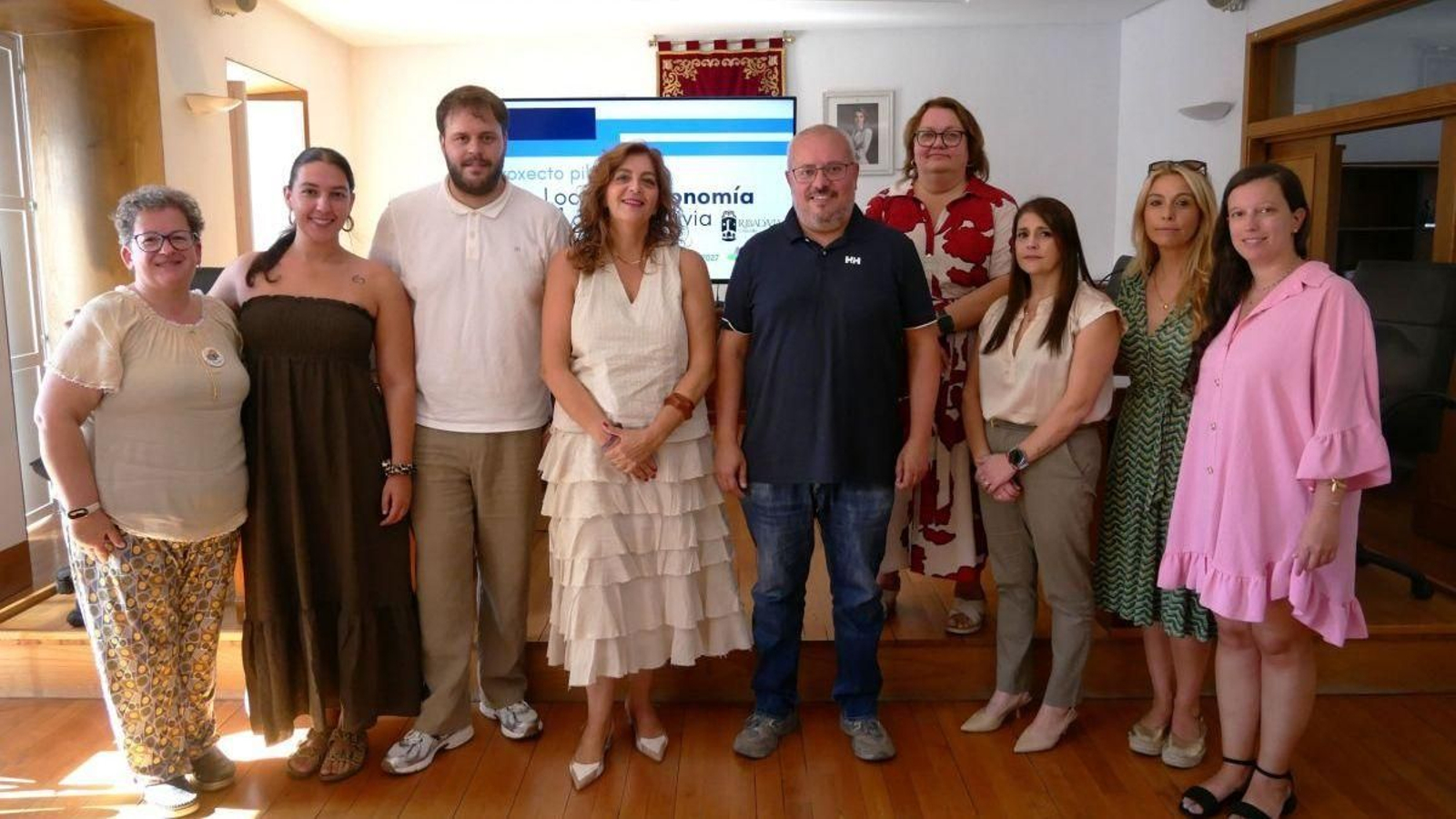 Marta Mariño y César Fernández, rodeados de los representantes de las iniciativas sociales de la villa.