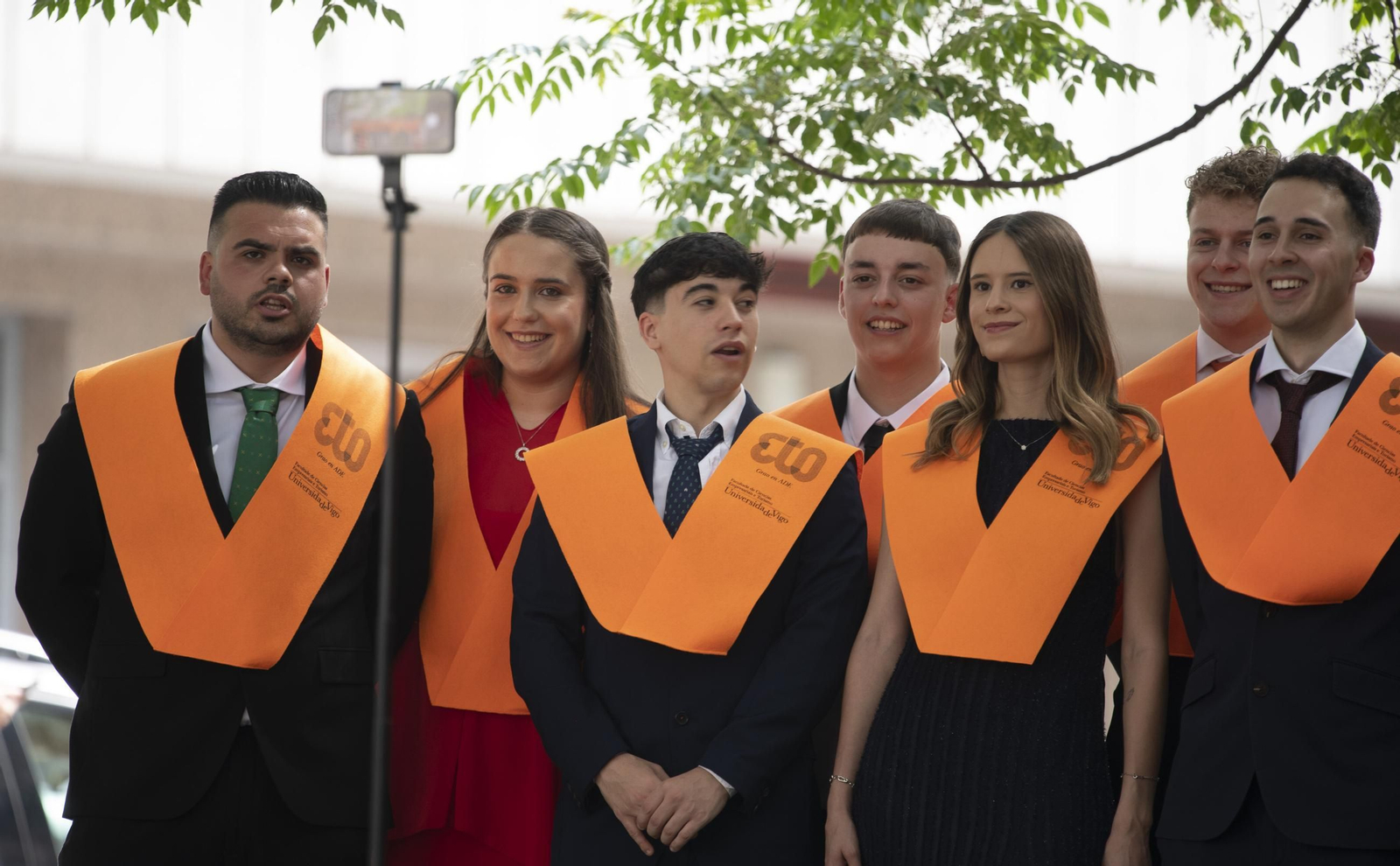 Galería | Los alumnos de ADE y Turismo se gradúan bajo un intenso calor