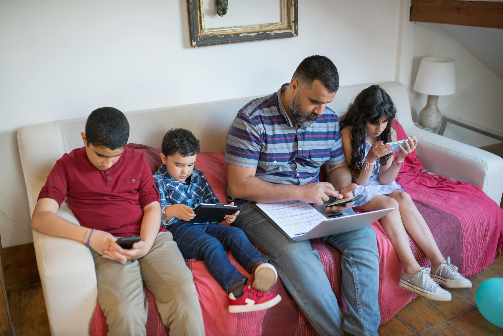 Familias con pequeños usando móviles