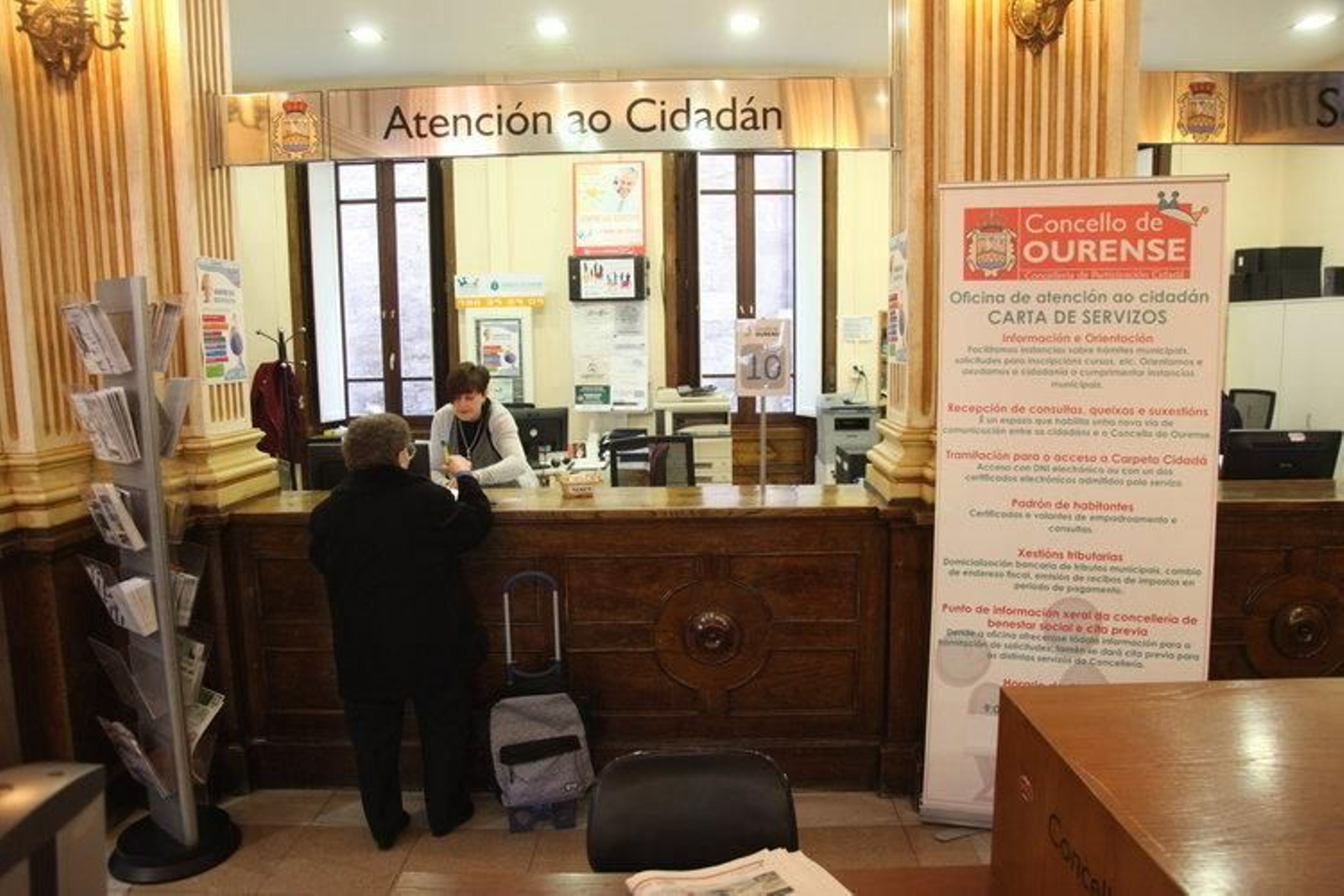 Personas del Concello de Ourense, atendiendo a una vecina.