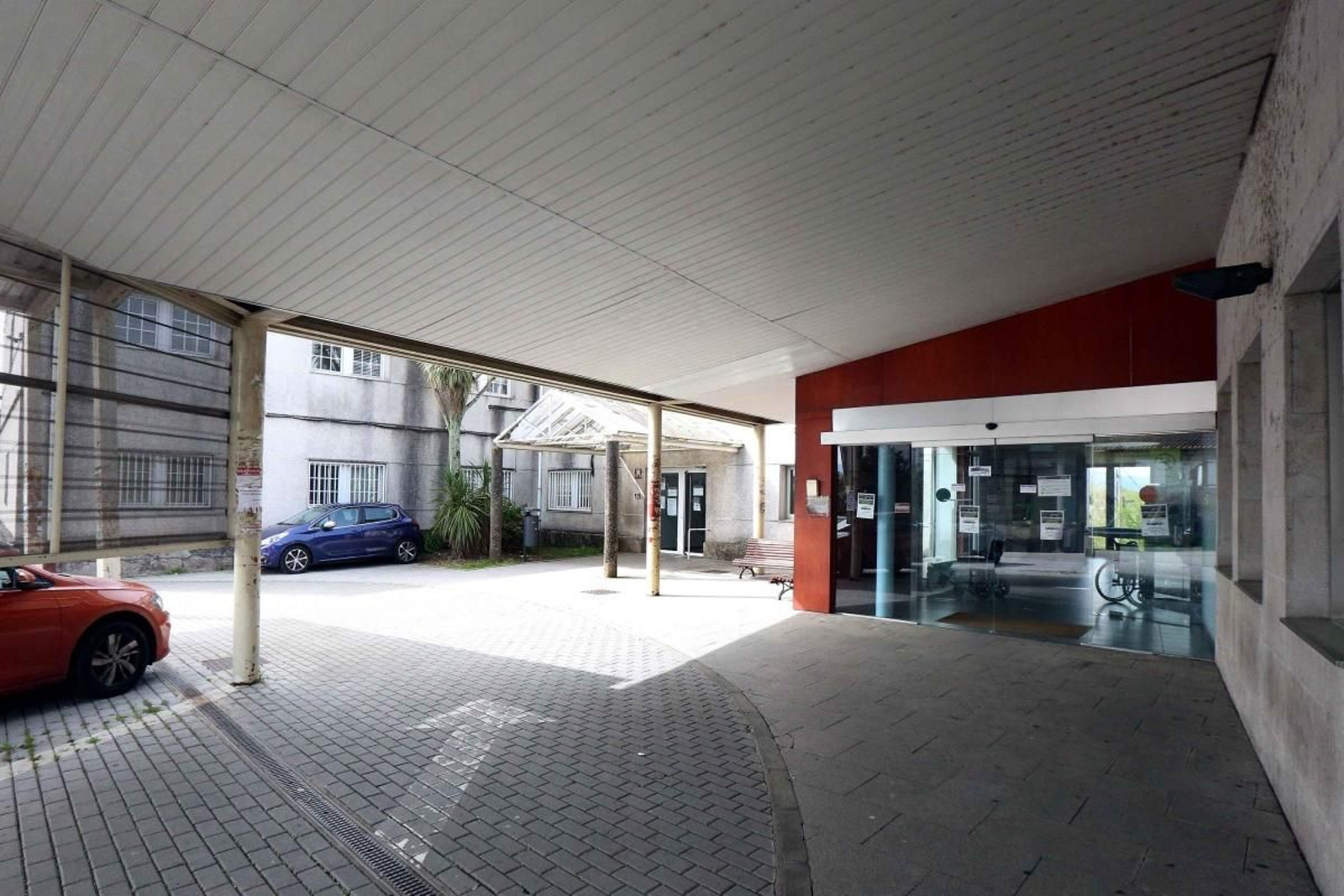 Zona de acceso al centro de salud de Pontearas que ahora acoge la Unidad de Saúde Mental del Sergas.