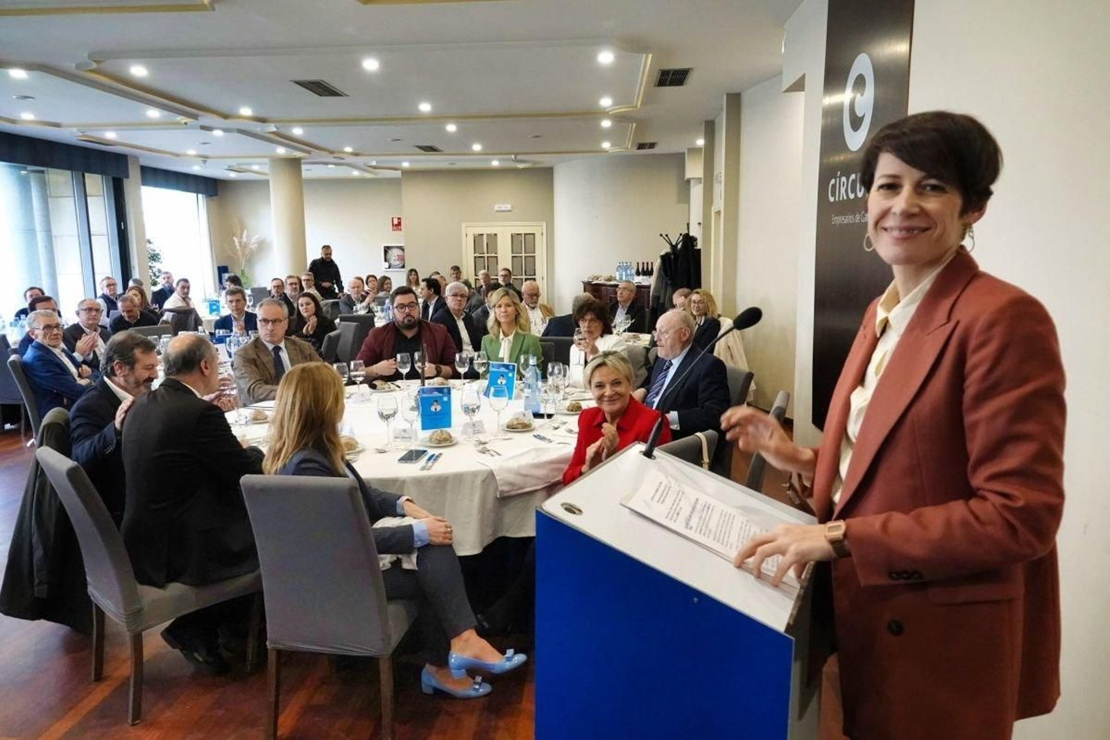 Ana Pontón visitou o Círculo de Empresarios de Vigo arroupada por unha grande comitiva do BNG.