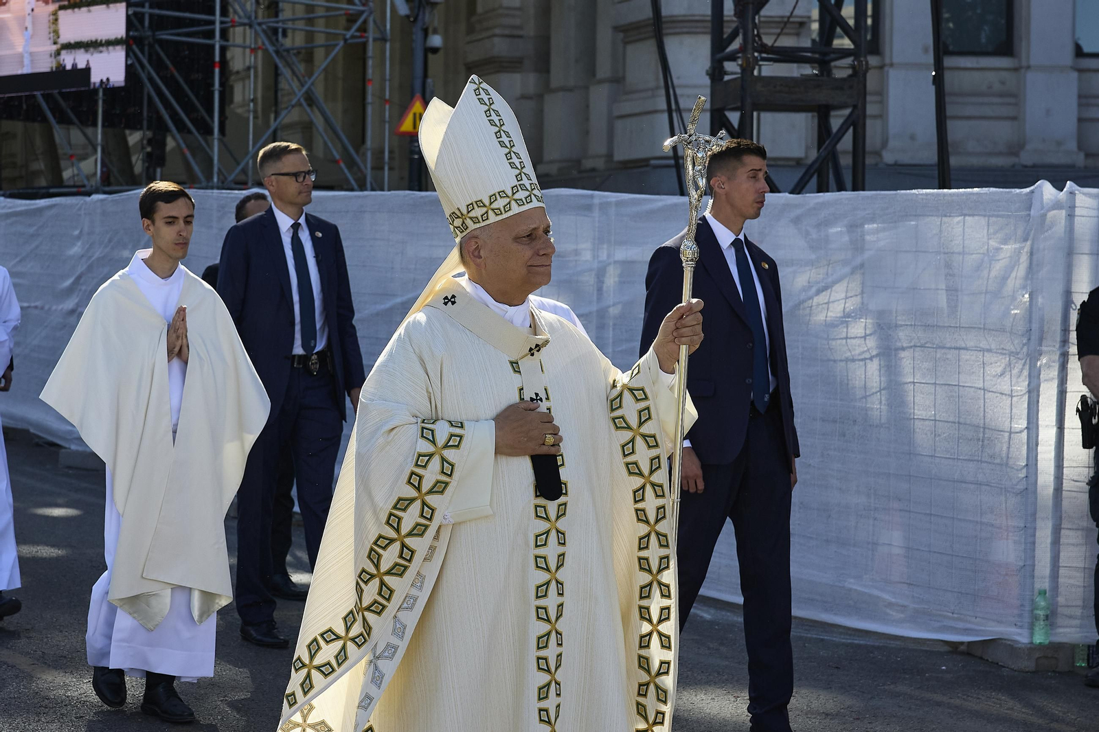 Galería | Multitudinaria misa y procesión del Corpus en Madrid con el papa León XIV
