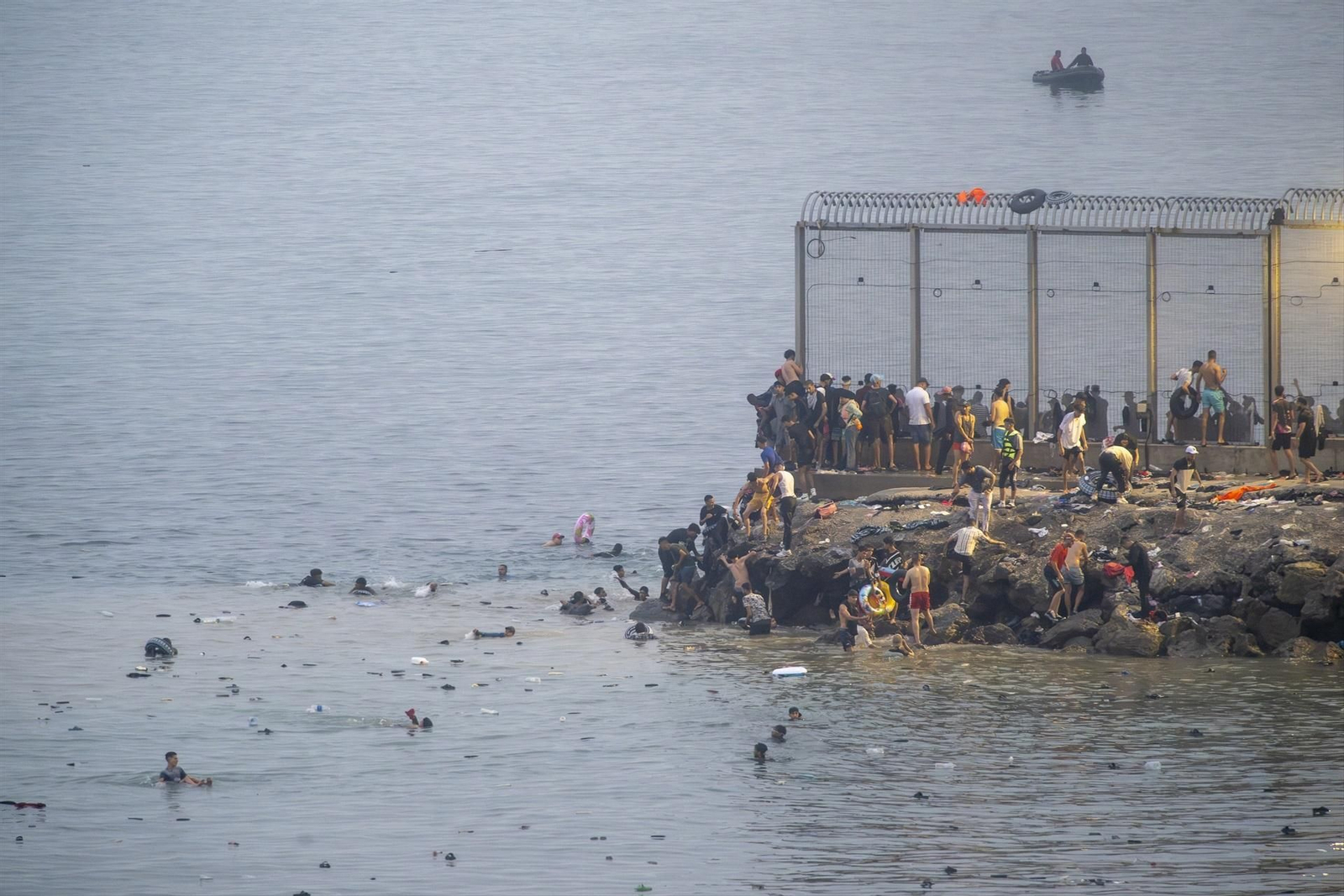 Galería | Miles de marroquíes cruzan a Ceuta en el segundo día de la crisis migratoria, en fotos