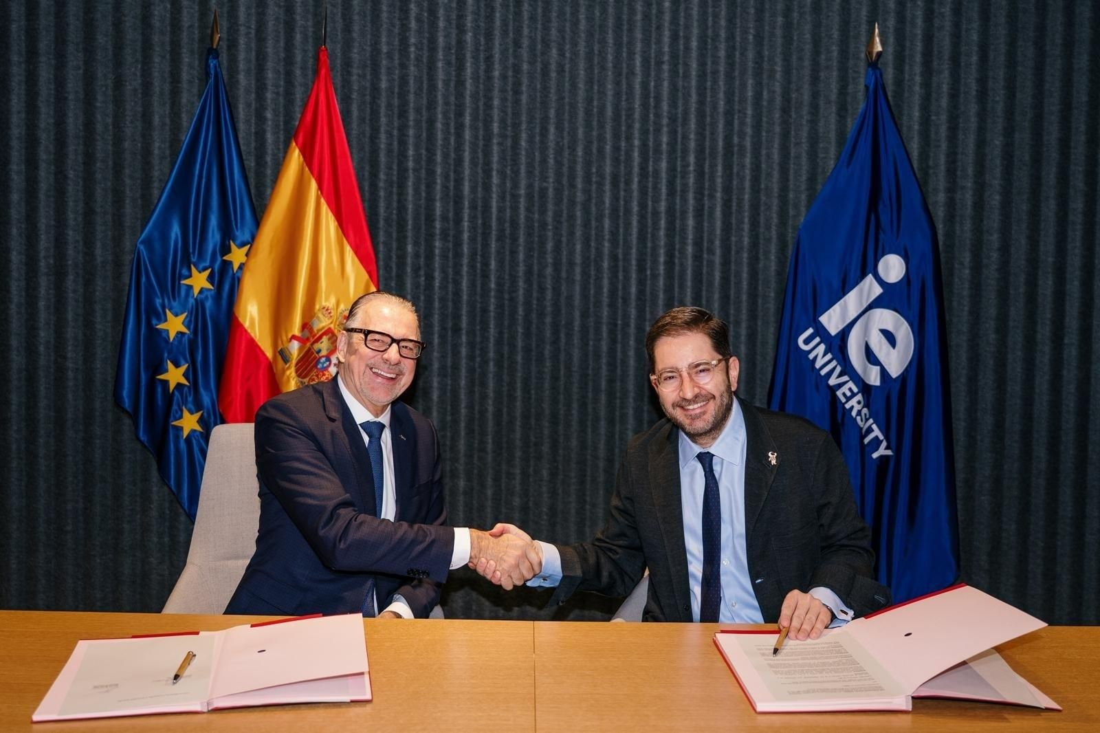 Firma del acuerdo entre la ESA e IE University