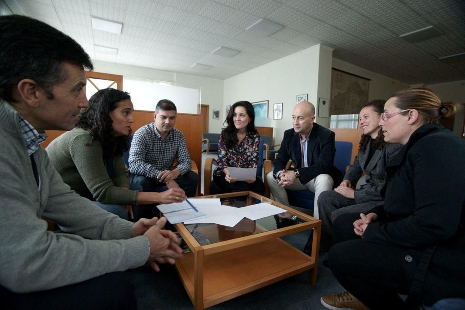 Vanesa Villa, cuarta por la derecha, con representantes de la federación de padres Surgapa.
