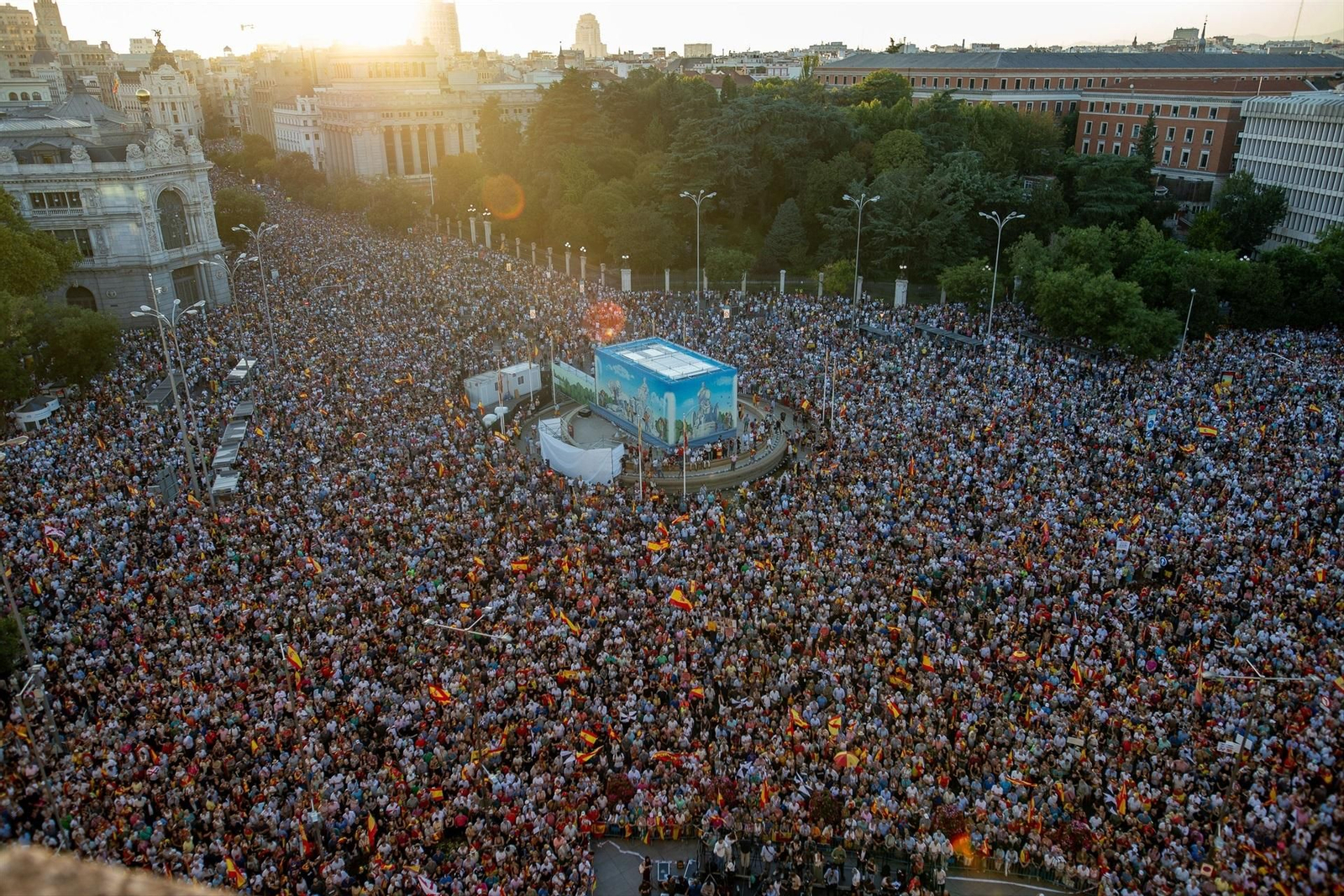 Lleno en la Plaza de Cibeles, en Madrid, ayer a última hora de la tarde.