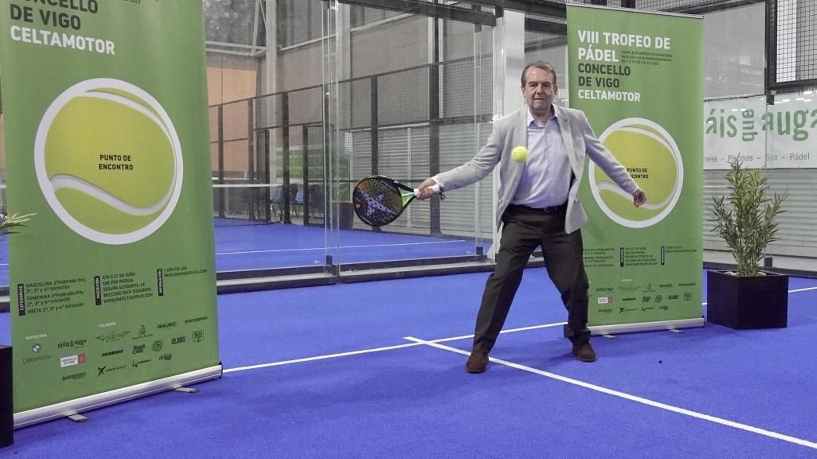 Abel Caballero, alcalde de Vigo, se dispone a golpear la bola.