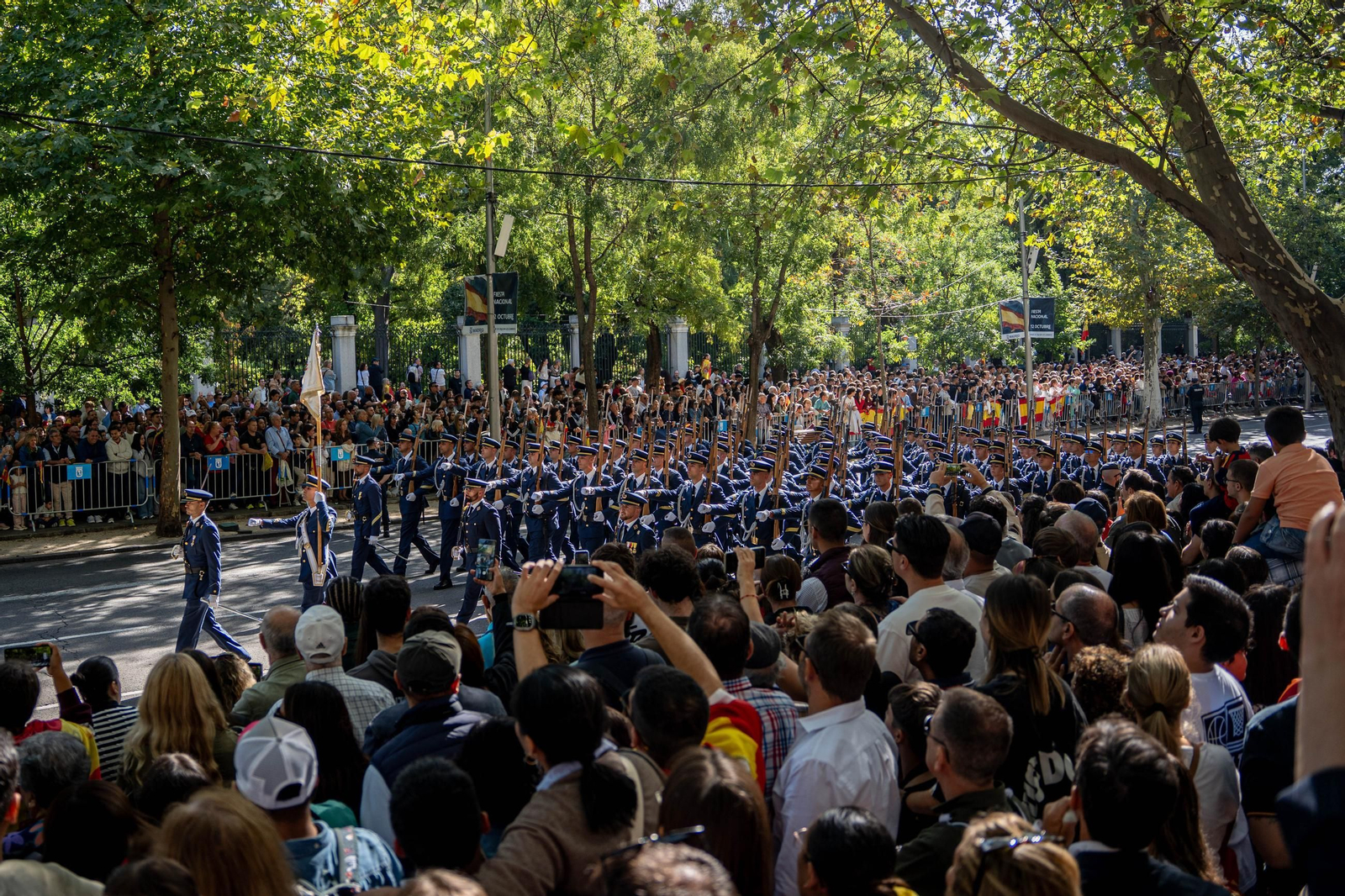 EuropaPress_7840824_varias_personas_ven_desfile_acto_solemne_homenaje_bandera_nacional_desfile