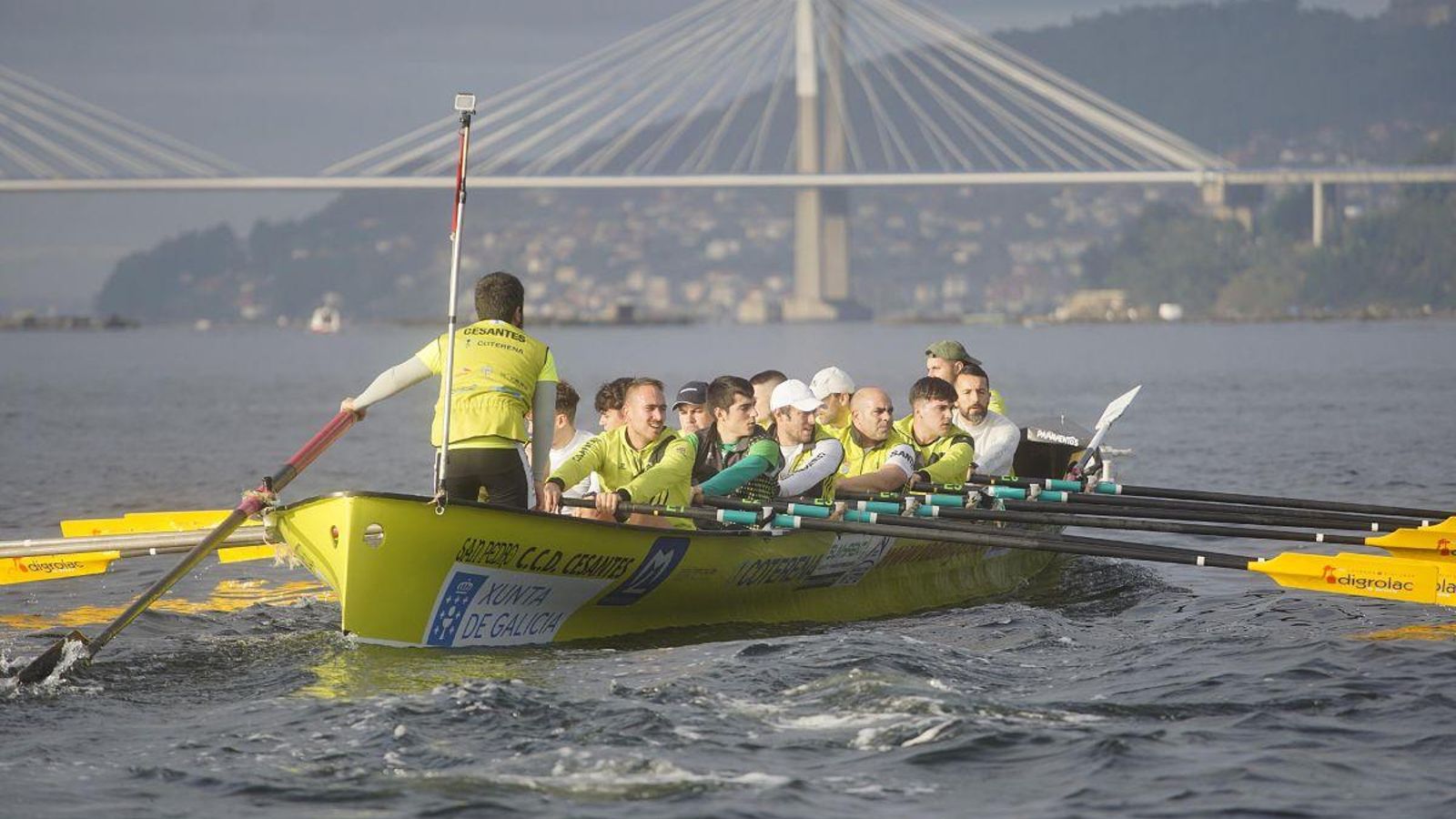 A traiñeira masculina de Cesantes avanza nun momento do adestramento de onte, que se realizou nunha xornada de bo tempo na Ría de Vigo.