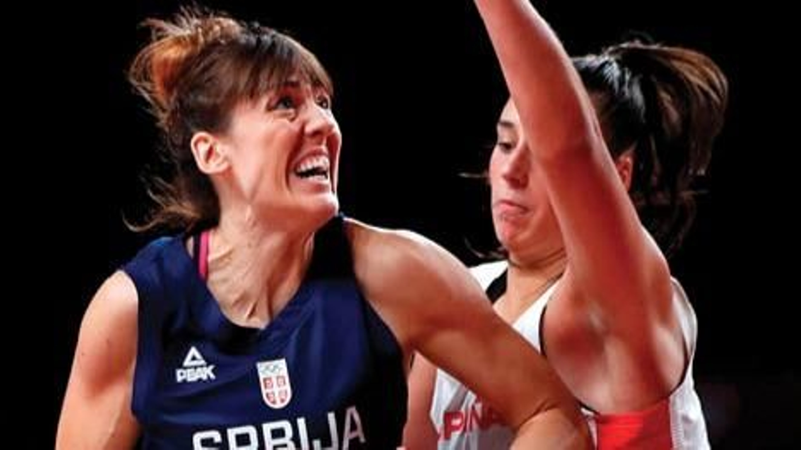 Carrera defiende a Krajisnic.