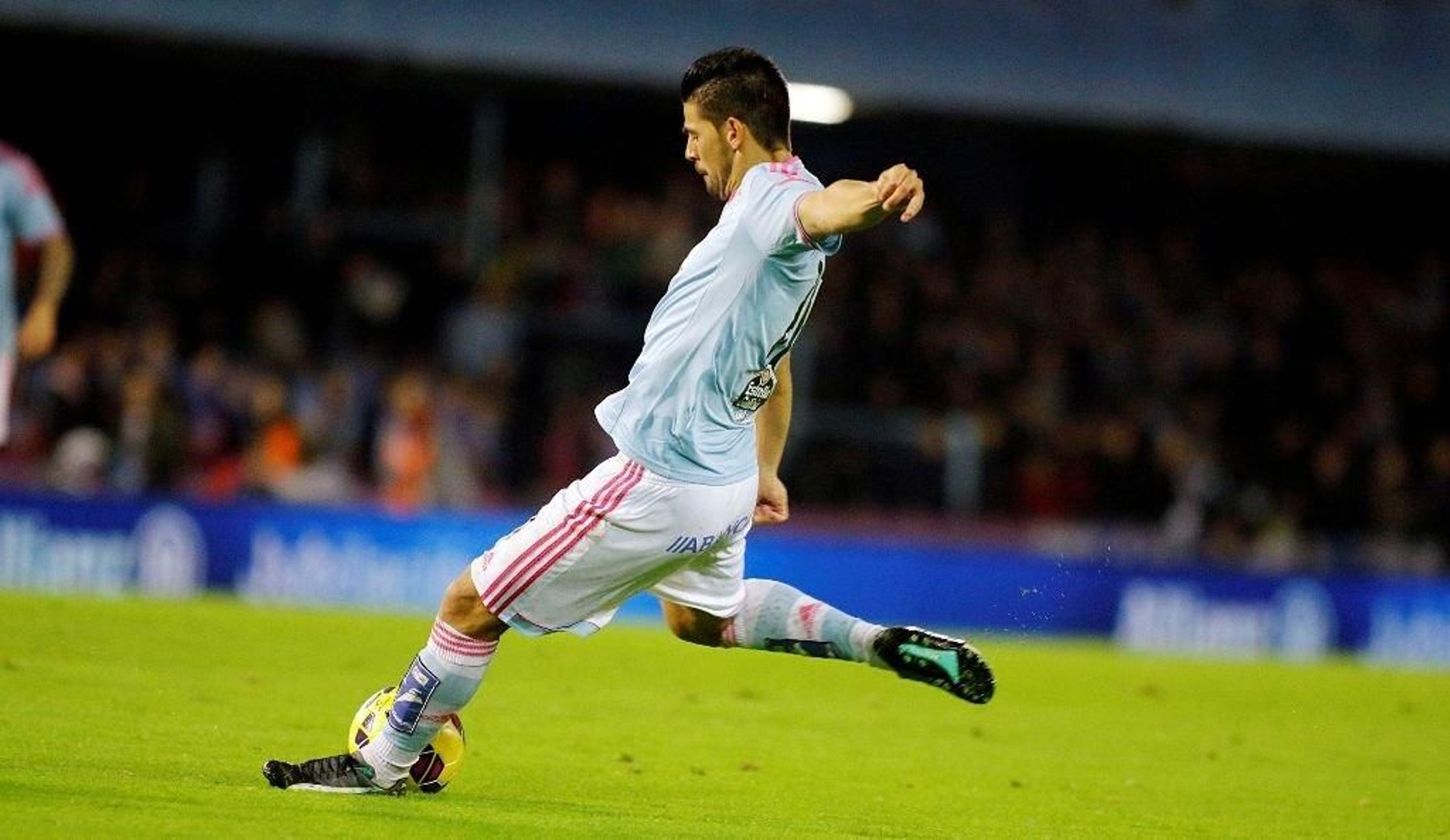 Manuel Agudo 'Nolito' se dispone a disparar a portería durant ele partido del sábado en Balaídos contra el Granada.
