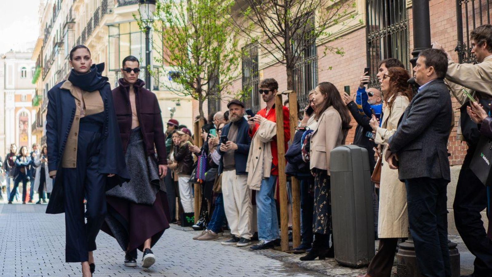 Dos modelos durante un desfile-performance en Madrid.