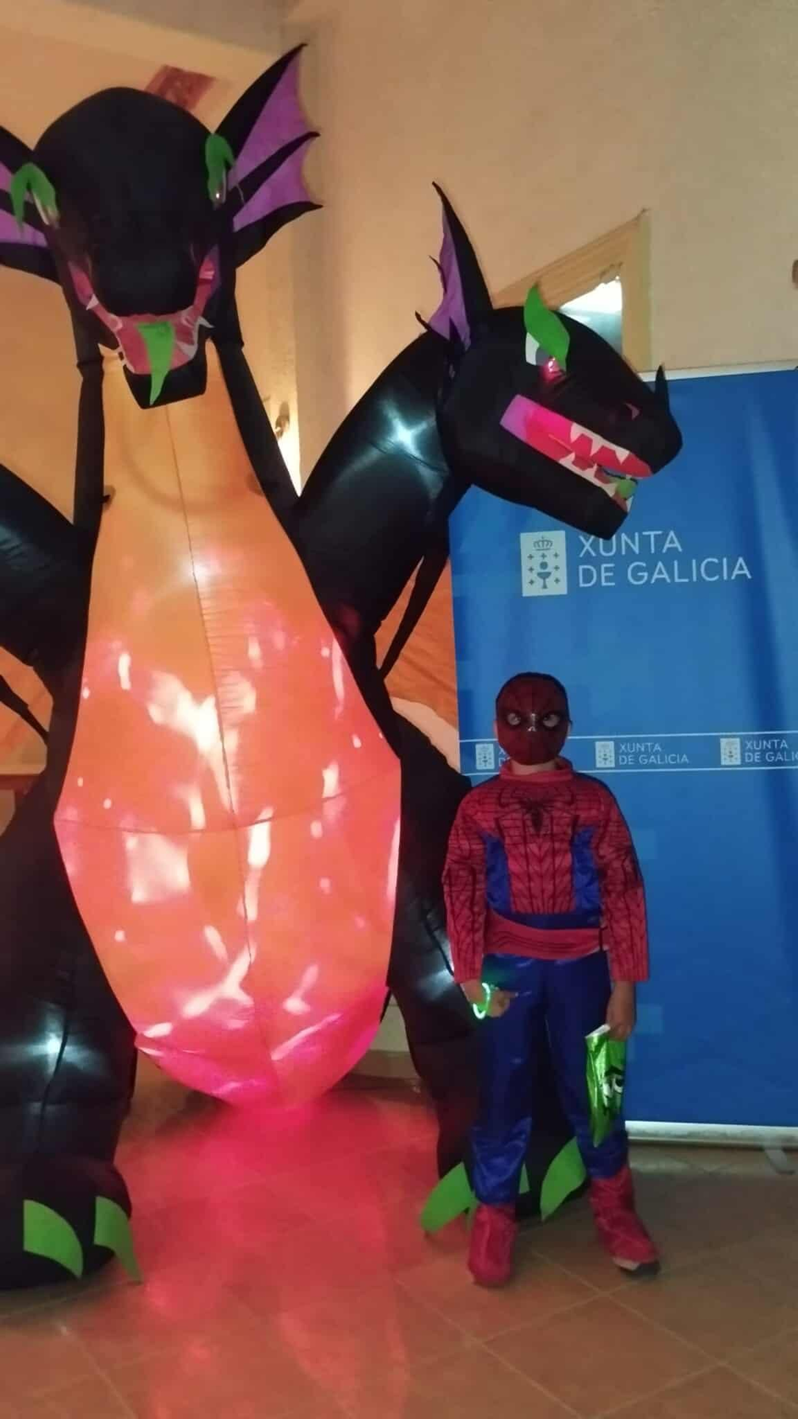 Un niño disfrado de Spiderman