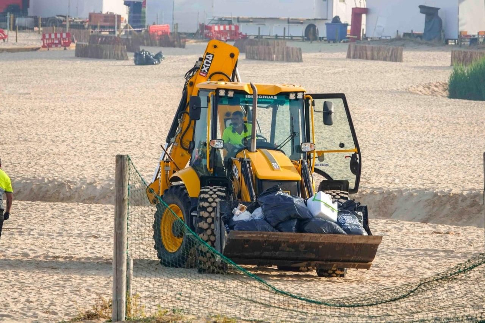 Galería | La resaca de San Xoán 2026 deja toneladas de residuos en Samil y Panxón
