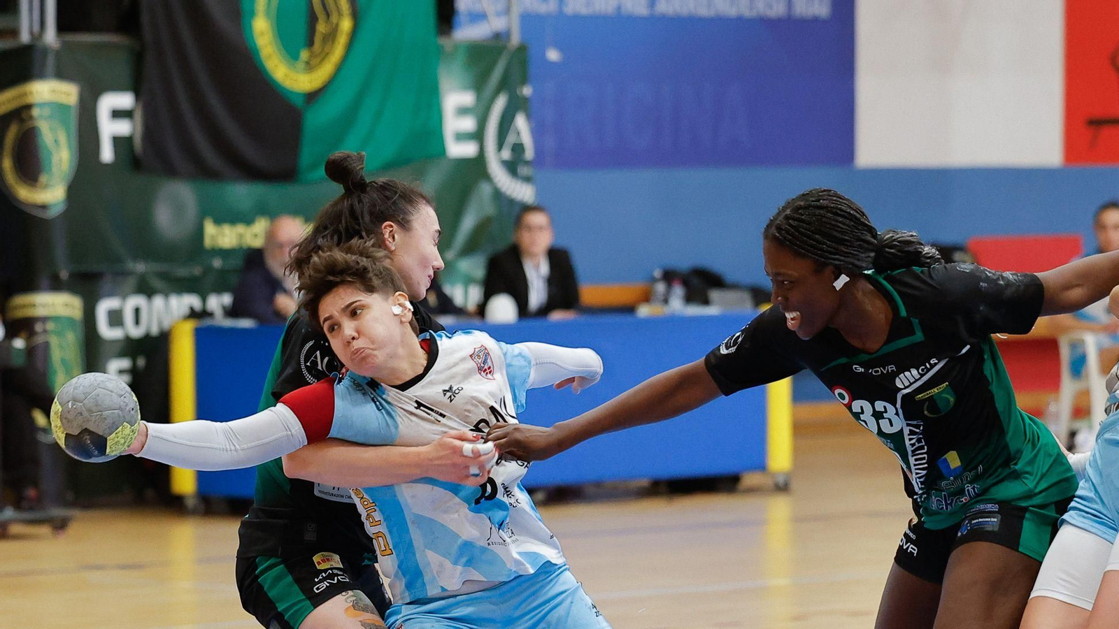 Ceci Cacheda trata de superar a defensa do Erice italiano no partido xogado onte en Sicilia e no que o Guardés acadou o pase a cuartos de final da European Cup.