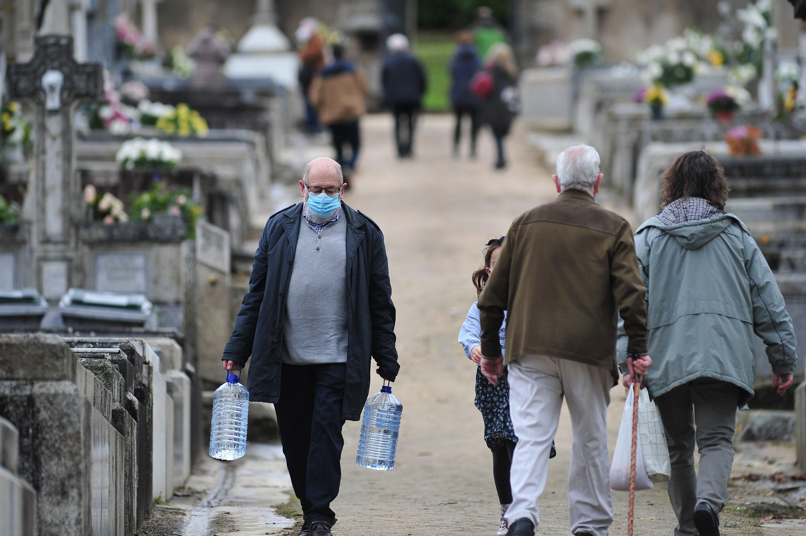 Familiares y allegados se acercaron hoy al cementerio de San Francisco José Paz