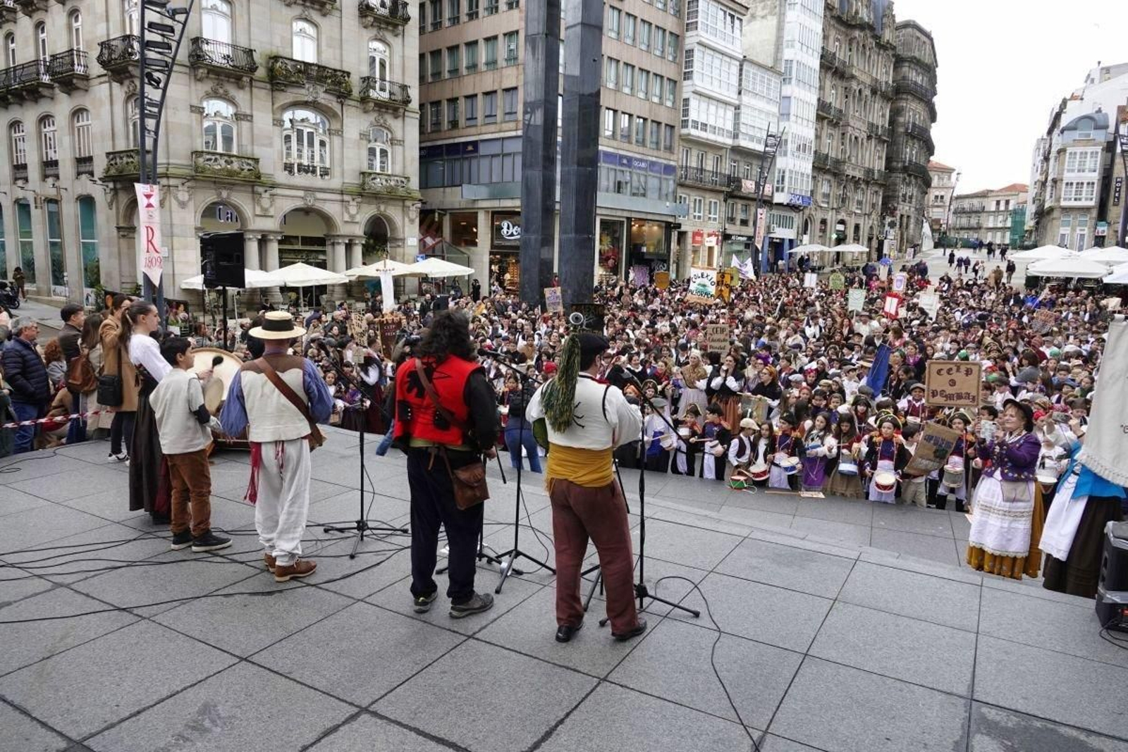 Los centenares de colegiales ataviados con trajes de la Reconquista llenaron Porta do Sol antes de desfilar por el Casco Vello.
