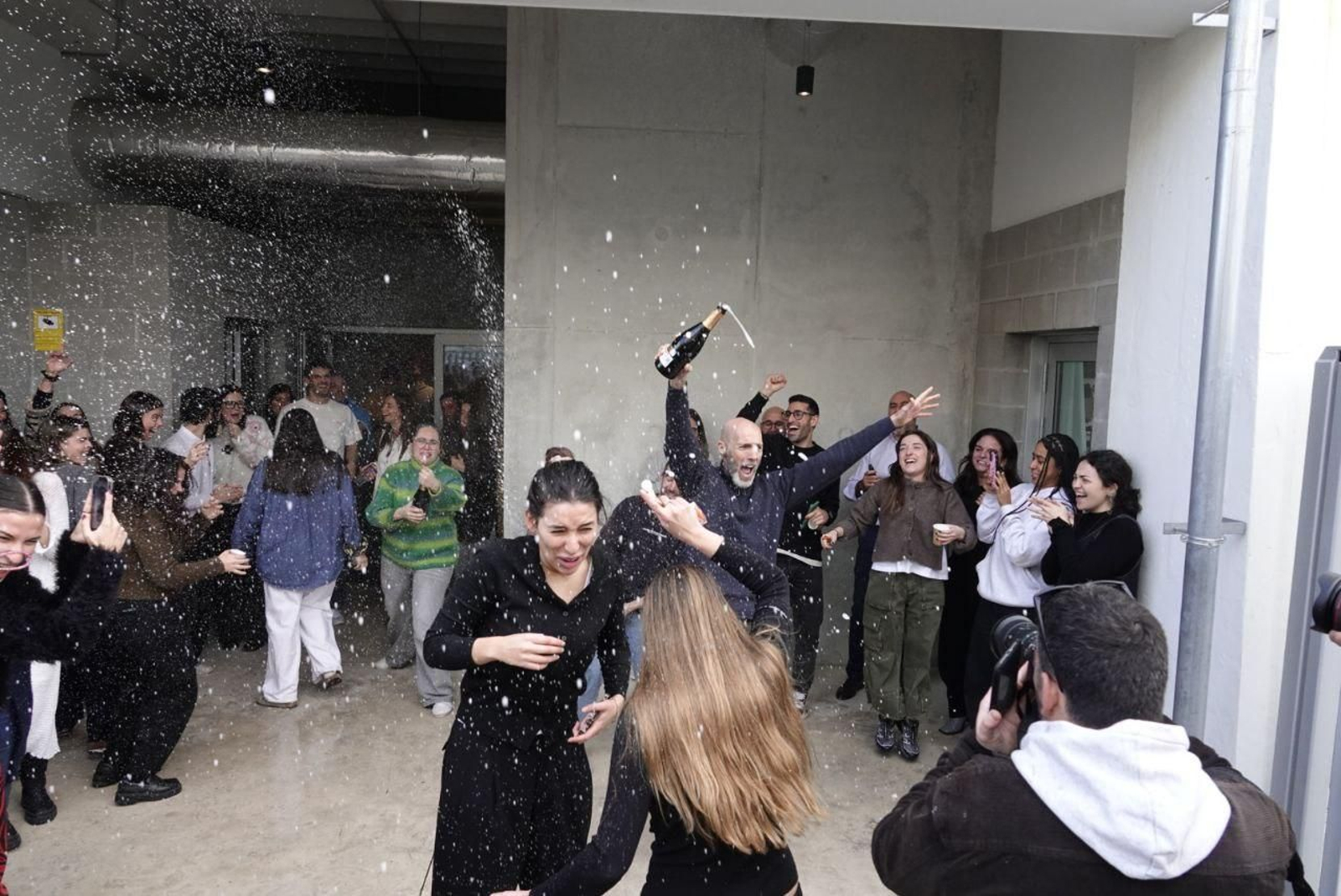 Galería | Los trabajadores de Bimba y Lola celebran el segundo premio de la Lotería de Navidad