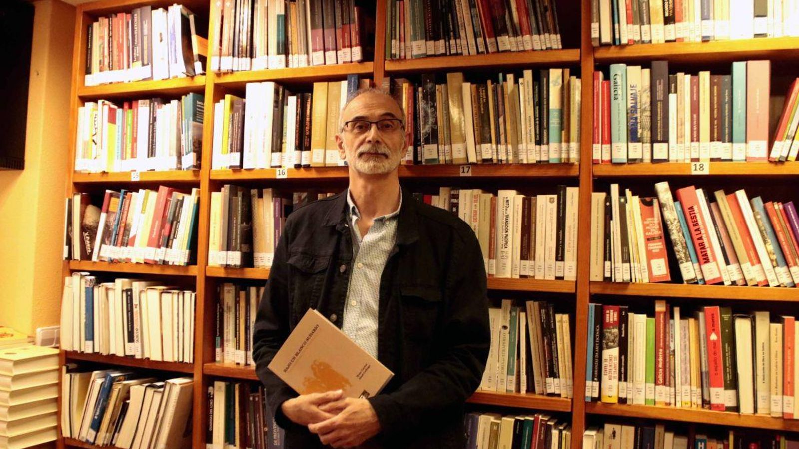 Xoán Carlos Abad presentó ayer su libro "Bajo un blanco sudario. Pontevedreses en la División Azul"