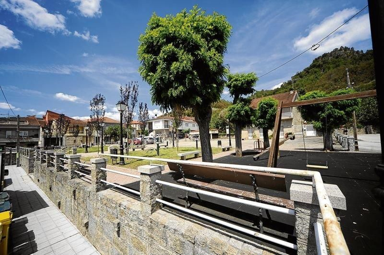 Columpios y barandillas en el parque.