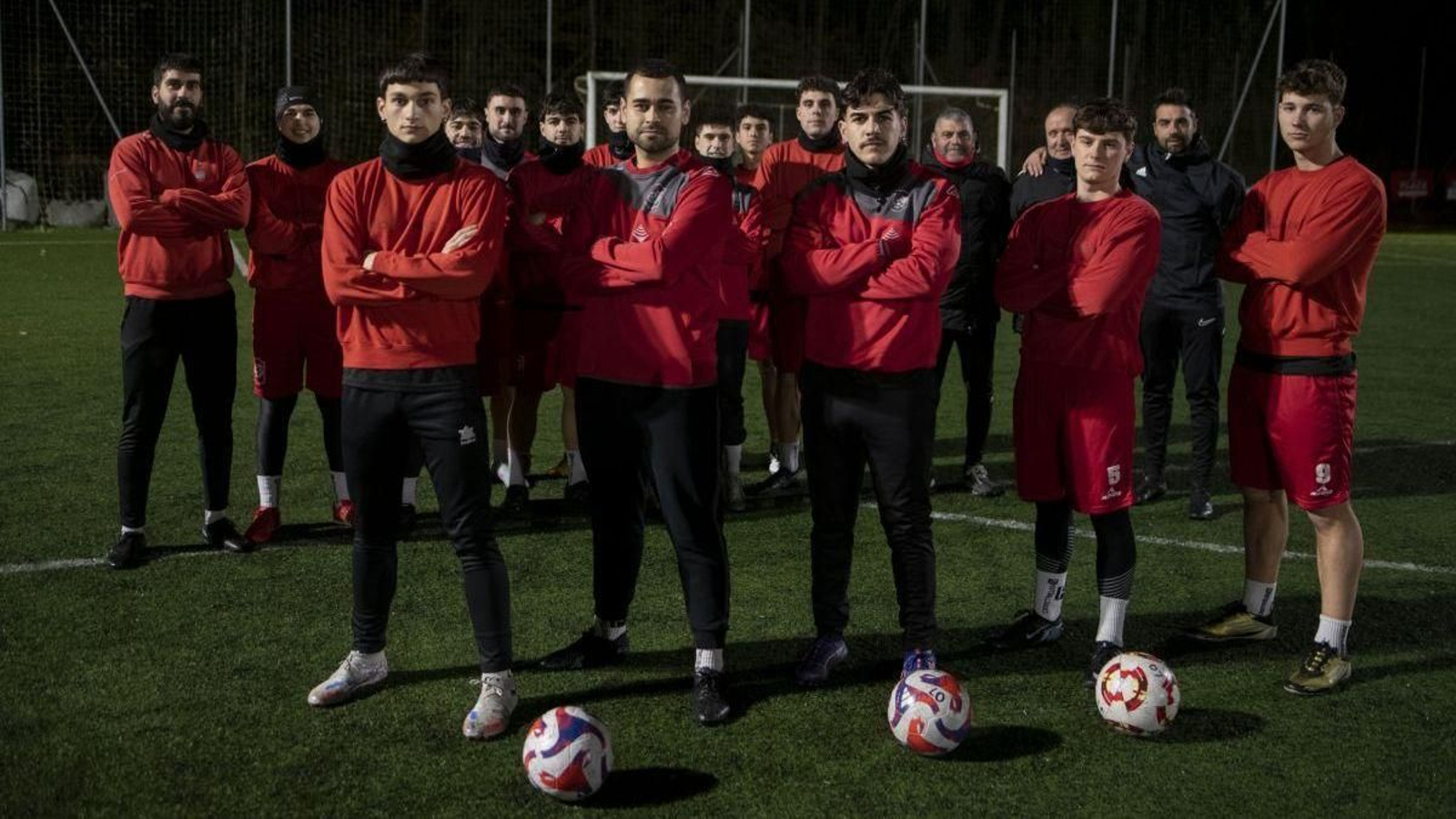 La defensa del Loñoá, la menos batida de la liga, con el resto de la plantilla en A Carabina.