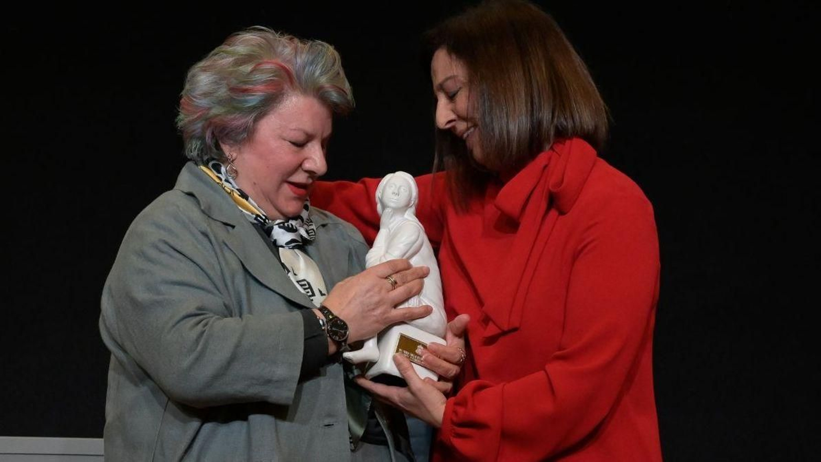 Dolores Vázquez y la alcaldesa de Betanzos, María Barral, durante el acto de homenaje.