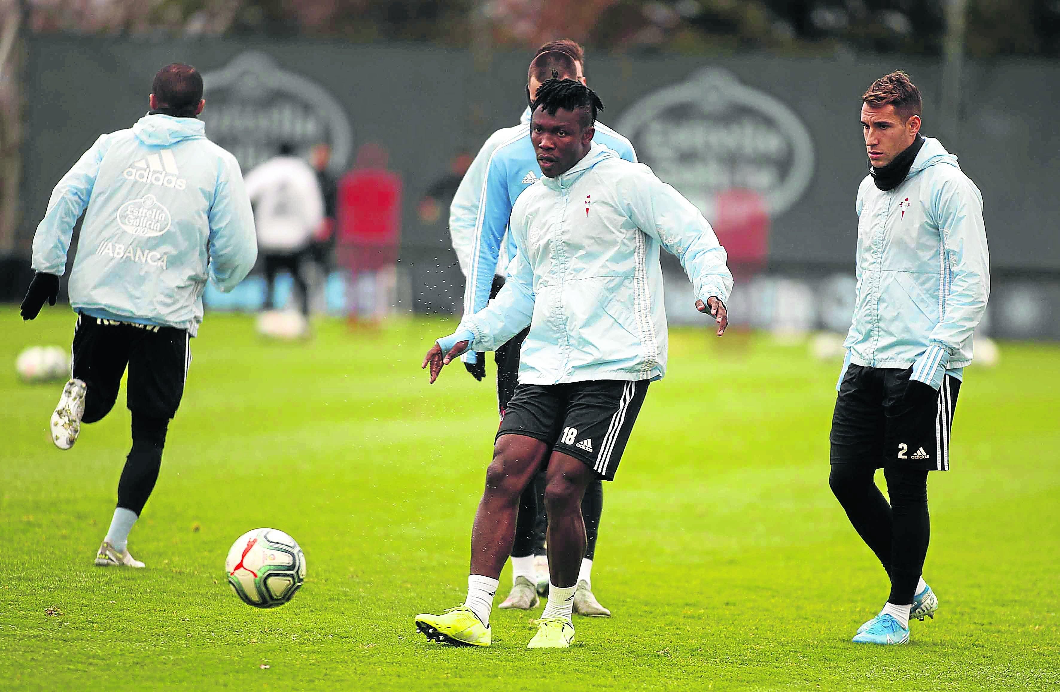 Joseph Aidoo golpea el balón durante el entrenamiento de ayer en las instalaciones de A Madroa