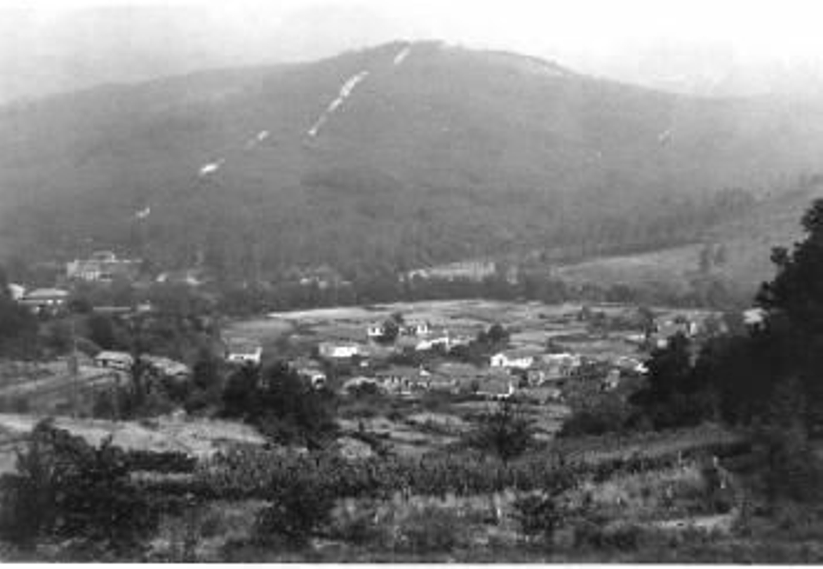 El pueblo de Aceredo, al fondo del valle, pocos días antes de ser inundado por las aguas. (Foto: ARCHIVO)