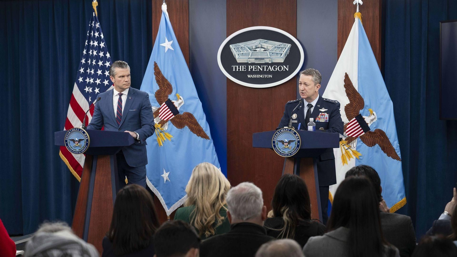 Pete Hegseth observa mientras Gen. Dan Caine responde sobre la Operación Epic Fury en el Pentágono.