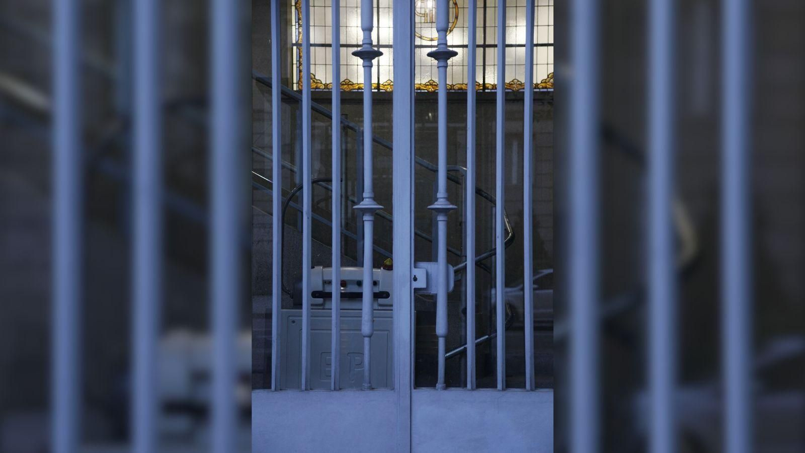 Las puertas-rejas del edificio de la Seguridad Social