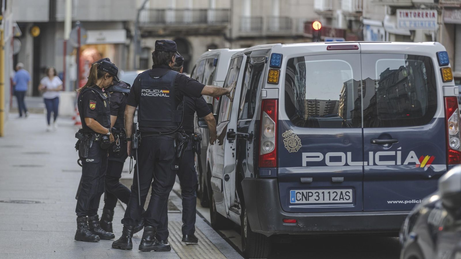 Vigilancia policial enfrente del inmueble objeto de la redada.