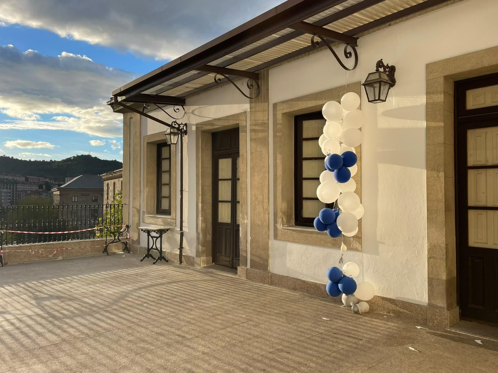 Restos de una fiesta particular en la terraza de El Liceo