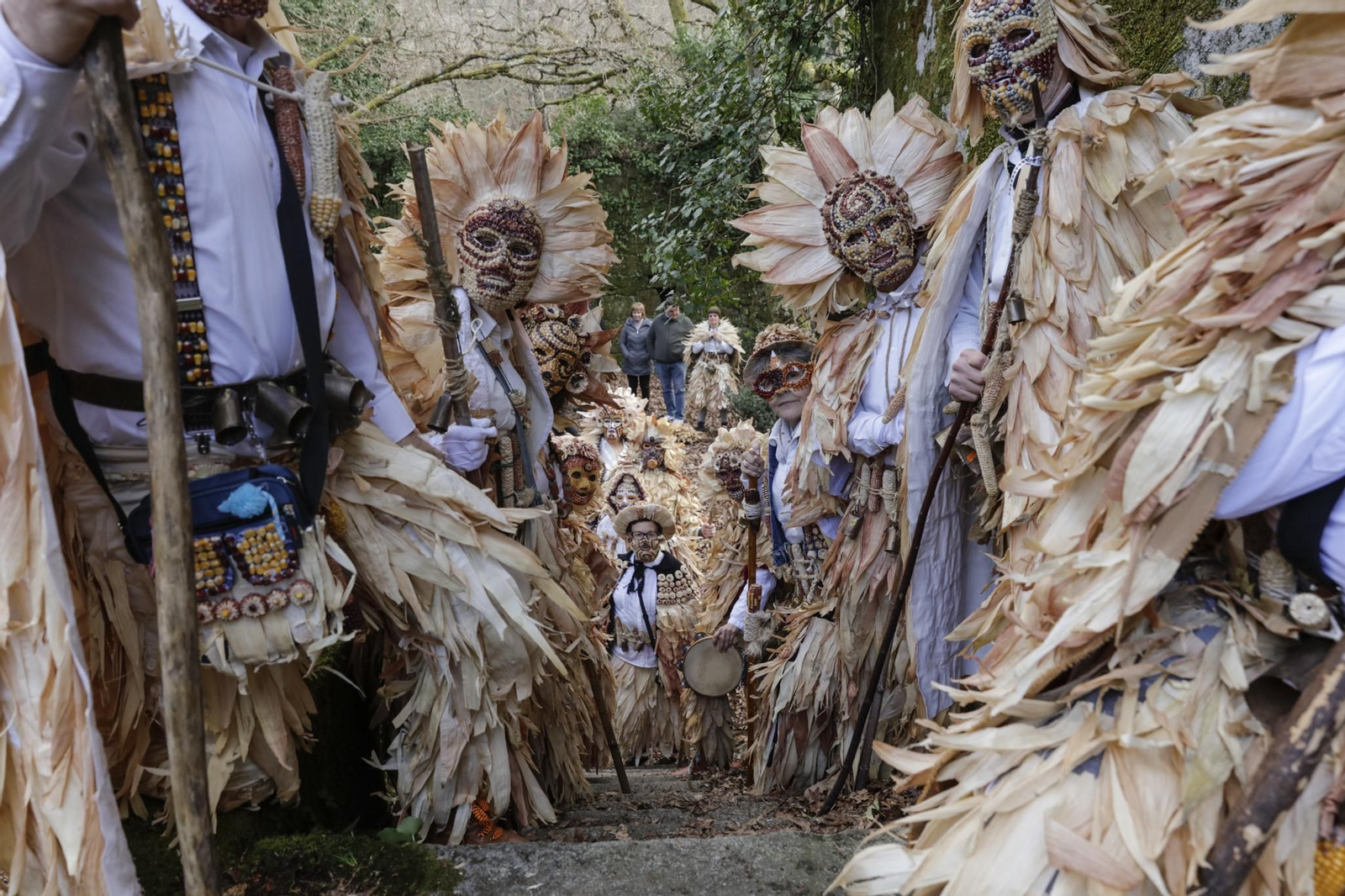Galería | El follateiro, un traje que encuentra su materia prima en la naturaleza