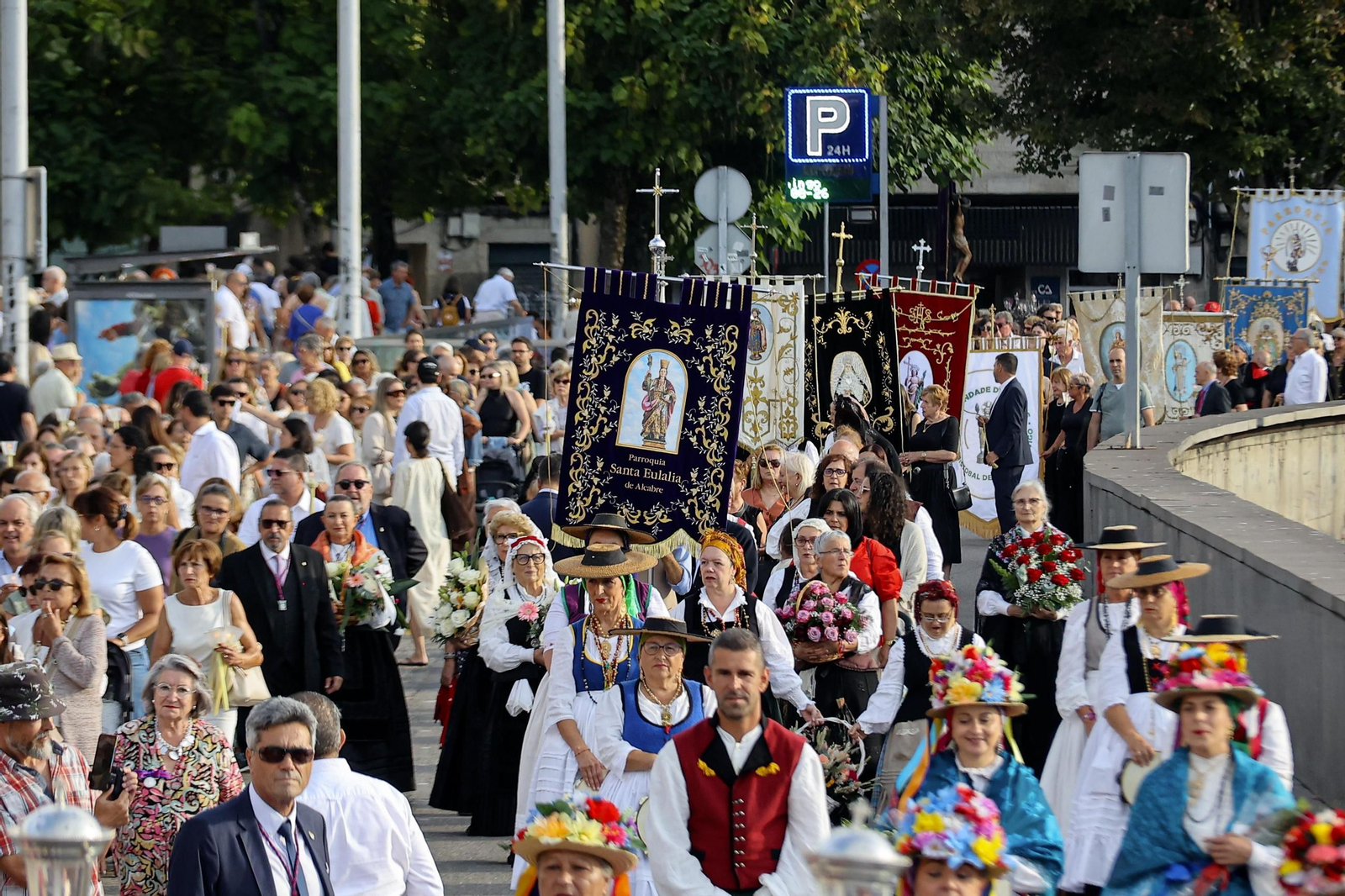 Galería | Misa por el Cristo da Victoria en Vigo y la concurrida procesión
